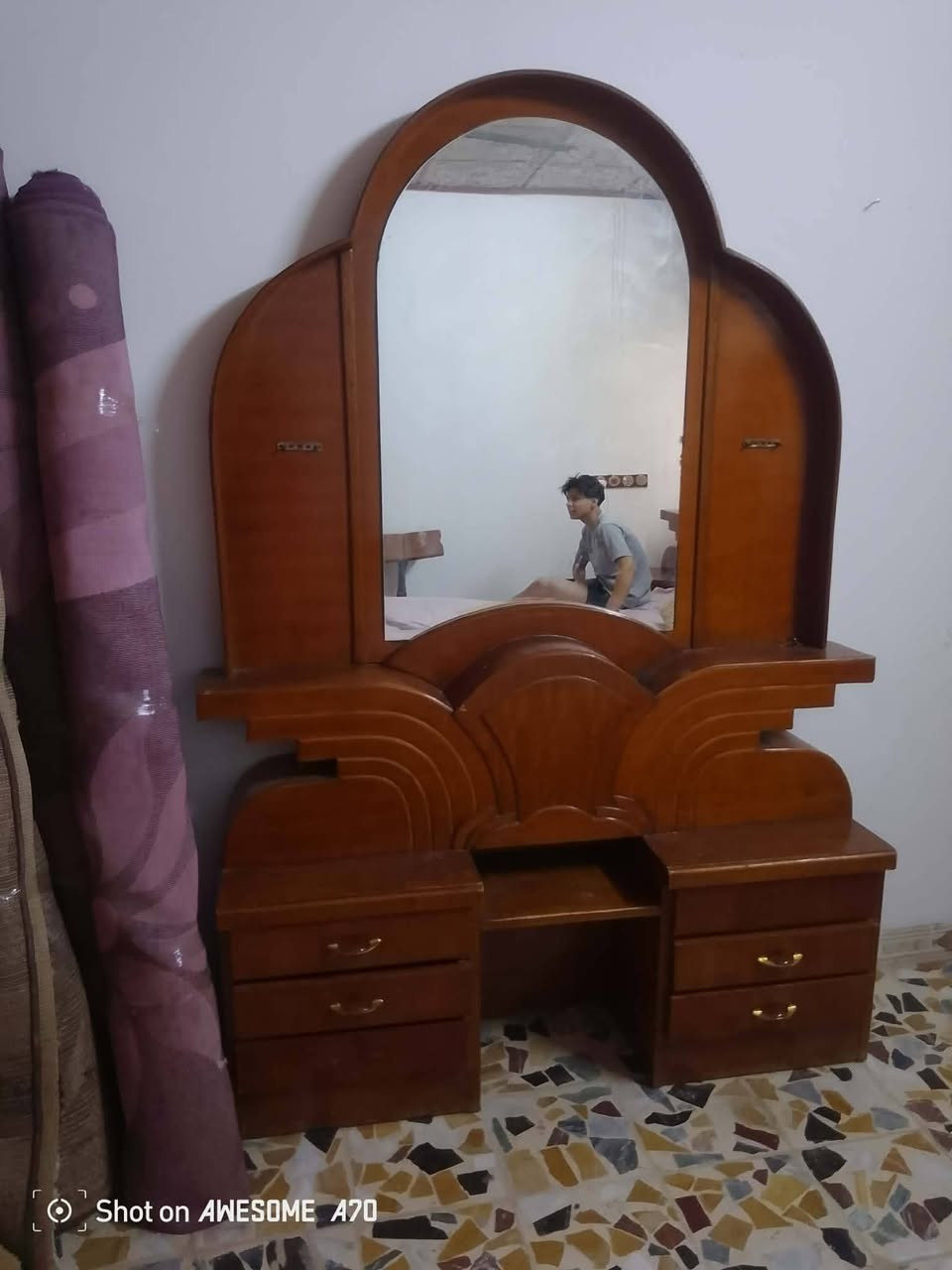 السلام عليكم
غرفة نوم صاج نظيفة ما بيها اي عيب السعر 550 وبيها مجال بسيط 
مكاني حي سومر التواصل عالرقم بي واتساب ***********
