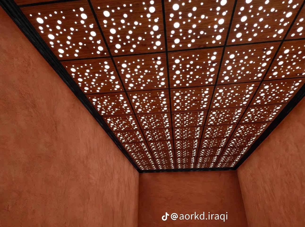 سلام عليكم إخوان عمل سقوف ثانويه وجبس بور و إكس بورد  و فوم تركي وصبغ شغل درجه اوله مستعدون تجهيز كافه الدوار الحكوميه وال أهله إخوان اسعر المتر تلكوه بآخر الصور بوستر مذكورة بي كافه التفاصيل عملنه يكون داخل وخارج المحافظه اخوكم وخادمكم سيد حسن أبو شهم رقم الهاتف ***********...***********

نص مكتوب في الصور:
- @aorkd.iraqi
- @_3tiktok3
