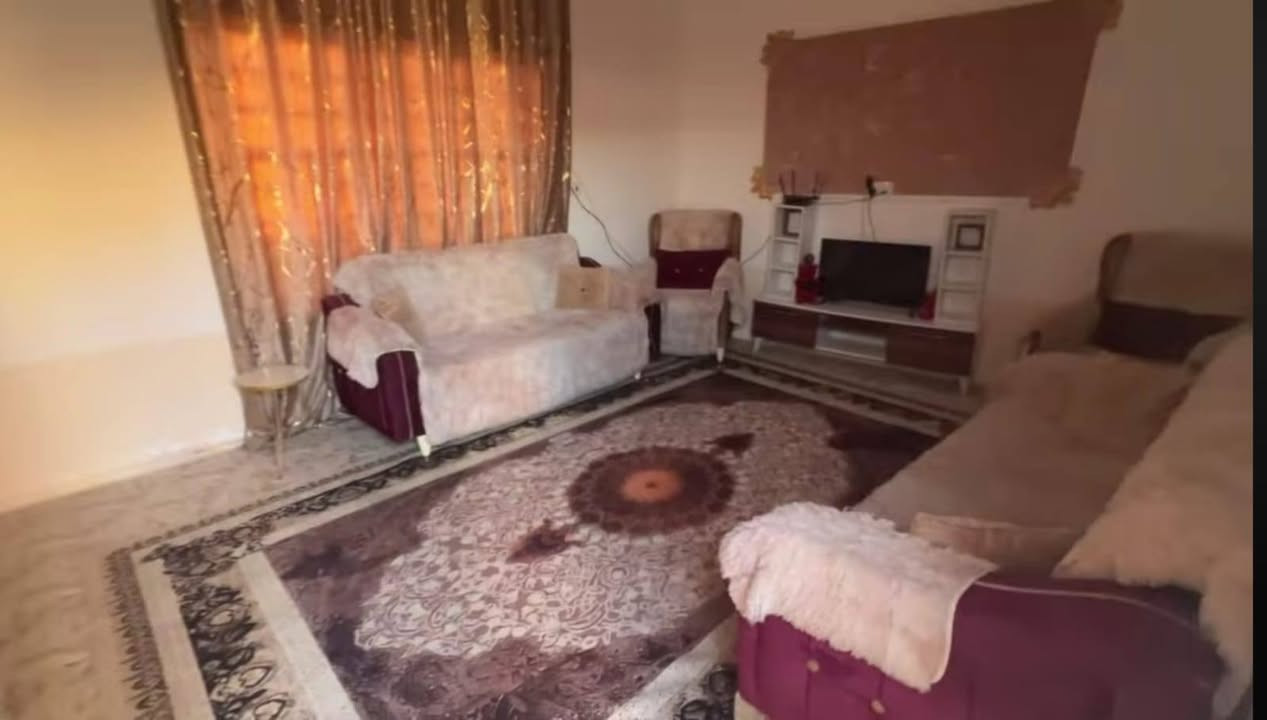 السلام عليكم بيت مساحة 100م واجهية 10ونزال 10 سند 25 البيت ركن مستعجل على البيع السعر 48 للاستفسار ***********
