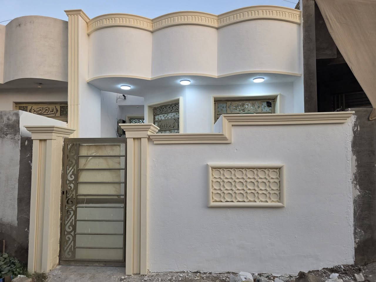 بيت للبيع مساحه ١٠٠م كوت حي الحكيم قرب الكورنيش يبعد عن الكورنيش ١٥٠م شارع افران الهادي تفاصيل البيت المساحه ١٠٠م البناء طابوك يحتوي على غرفه وصاله ومطبخ واستقبال وصحيات داخليه وخارجيه والسطح الزكام السعر ٣٨ مليون للاستفسار مراجعه مكتب دلاليه احمد السعيدي للاتصال *********** ***********
