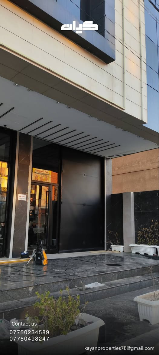 بناية تجارية للبيع
في بغداد - حي الجامعة 📍 - شارع الربيع (مقابل مركز أبو طلال ٢ - مجاور المستشفى الملكي ).

◀ المساحة الكلية: 414 متر مربع
◀ الأبعاد: الواجهة 11.5 متر × النزال 36 متر 
◀ سنة البناء: 2025 - جاهزة للاستلام
◀ السند القانوني: طابو ملك صرف

☗ 5 طوابق ونصف
⬝ الطابق الأرضي بارتفاع 5 متر، وباقي الطوابق بارتفاع 4.5 متر
⬝ كل طابق مجهز بـ (2) حمام ومطبخ
⬝ ومجهزة بسلم طوارئ نظامي

— واجهة حديثة مزودة بإنارة متحركة حديثة
زجاج الواجهة "كومفورت" أمريكي عازل للحرارة بنسبة 80٪ (استُورد وقُطّع في الإمارات خصيصاً للبناية)

الأرضيات: بورسلين إسباني (استيراد خاص للبناية)
الجدران: سيراميك إسباني (لجدران الحمامات والمطابخ)

البناية مجهزة بمصعد "ميتسوبيشي" (Mitsubishi) ياباني أصلي.
وجميع الطوابق والمطابخ مجهزة بتبريد مركزي نظام (VRF) من شركة "توسوت" (Tosot)

"غرفة كهرباء محصنة تحتوي على محولة سعة (400 KV) وبوردات للسيطرة"

منظومة حريق مربوطة مباشرة مع الدفاع المدني
نظام (سيستم) كاميرات مراقبة متكامل يغطي البناية بالكامل

📞 للتواصل، الاستفسار، أو تحديد موعد للمعاينة المباشرة:
*********** ➦
*********** ➦ بغداد, العراق
