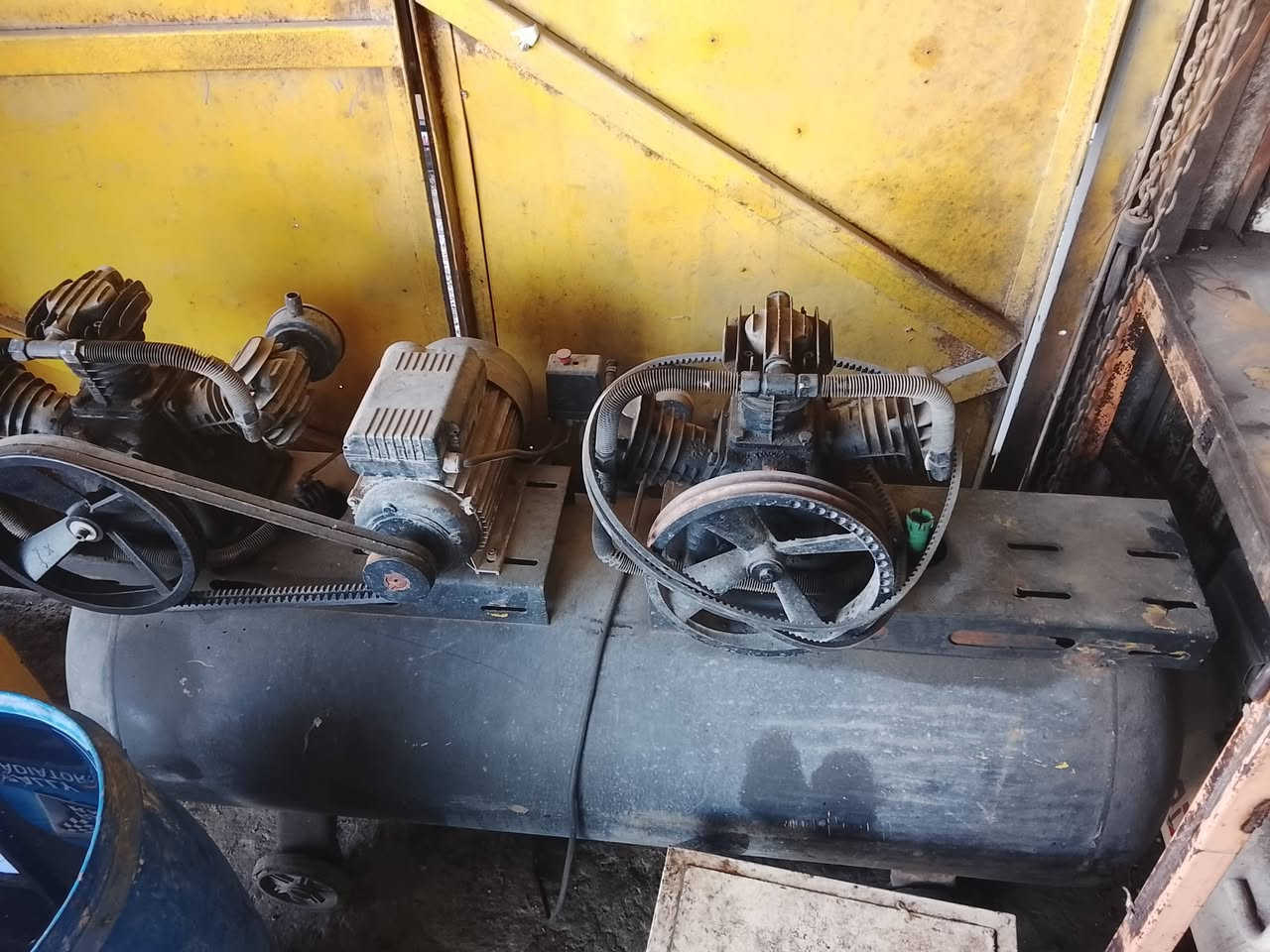 سلام عليكم من رخصت لادمن كمبريسر هواء لحجم 300 بانزين وكهرباء بريس عمل شغال نضيف جك الماني صونداته سيت ولف دفع ترجيع يدوي بدون كيج لحديد ماله تفصال  مكاني دوره ابو دشير رقمي ***********
