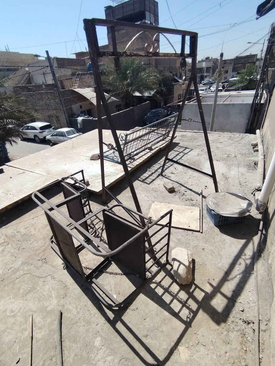 السلام عليكم توجد مرجوحه للبيع حجم كبير يحمل 6نفرات  + مرجوحة كبان يحمل 4 نفرات المكان : بغداد مدينة الصدر الاستفسار الاتصال على الرقم التالي ***********
