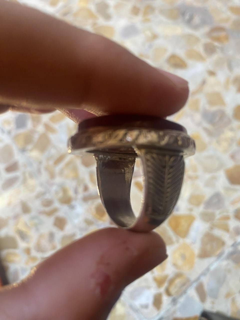 خاتم من العقيق اليماني الغير المعالج صياغه يدوية ثقيله الكاضميه وزن الخاتم 26 غرام خاتم خشن  سعرة 150 الف قفل بسعرة استفسار اتصل او واتساب ***********
