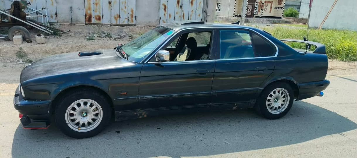 السلام عليكم بي ام 525 محرك كبس كير عادي سنويه للـ 30 هزه 2026ببسمي  مكاني حمام العليل وكاله تحويل شرط ومحرك وكير شرط تواصل خاص واتصال *********** السعر 38 وبيه مجال
