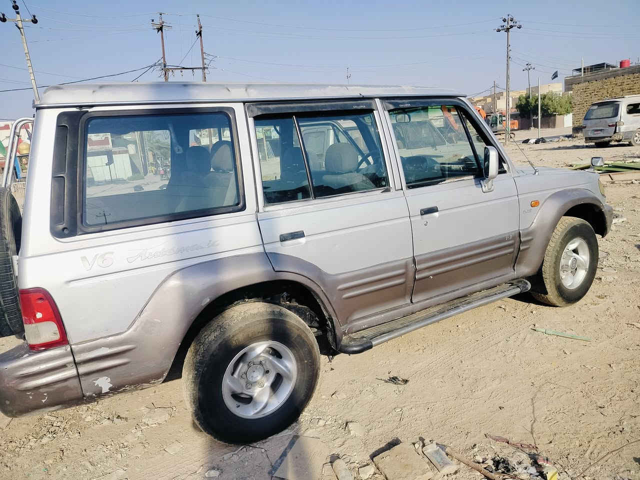السلام عليكم من رخصه الأدمن كالوبر موديل 99 رقم بغداد تحويل مباشر مكينه وكير بلادي اوتماتيك بانزين تخم تاير كهربائيات شغاله دواخل جديده بلاديه بدون صبغ حداديه نضيفه مكان السيارة بابل الحمزه الغربي 
السعر 43 وبيه مجال 
موبايل ***********
***********
