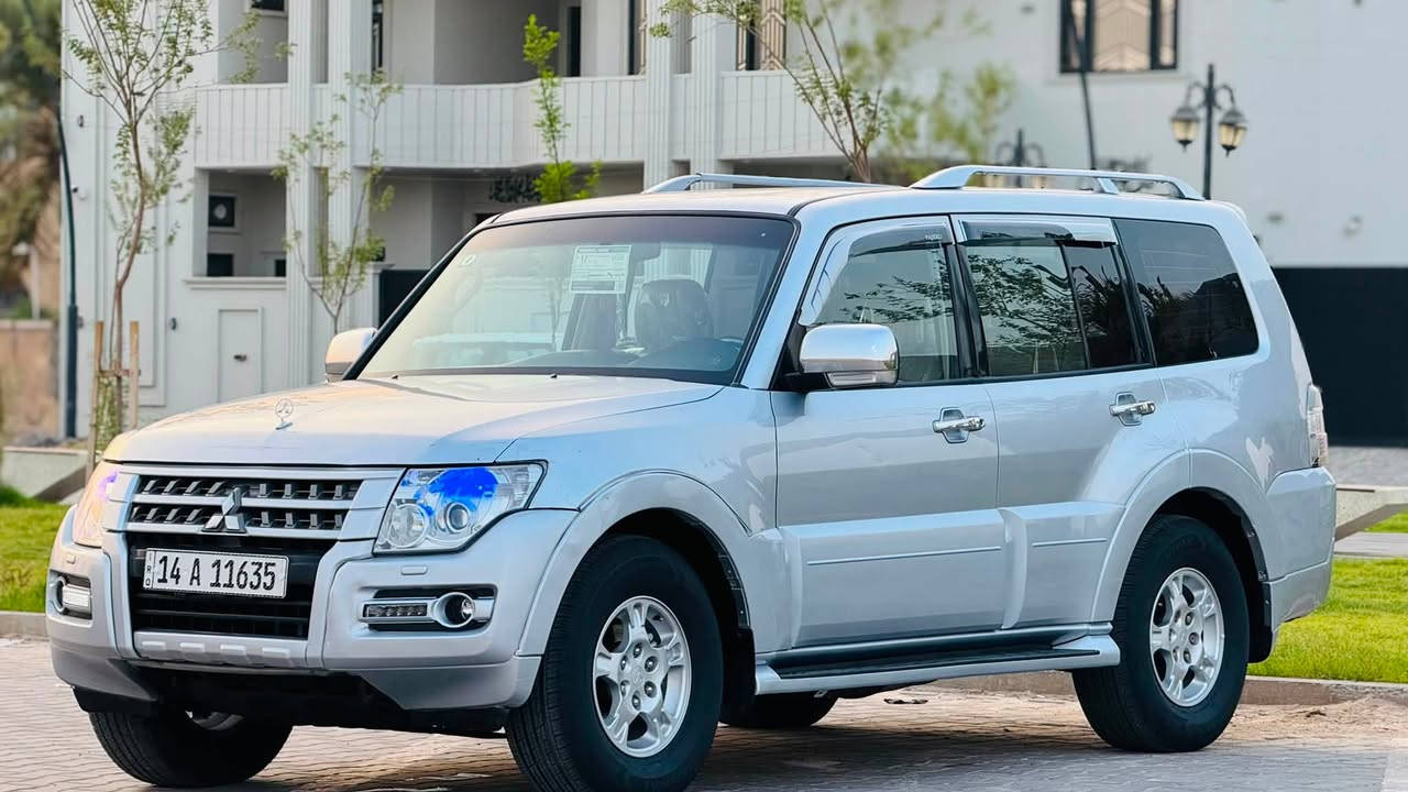 سلام عليكم باجيرو 2008 وارد خليجي رقم الدولي بصره بسمي شخصيا سنويه جديده 2031 مكينه 6 سلندر 3800 المرغوبه 
سياره مكفوله من كلشي فقط جاملغ امامي صبغ بدون ضربه فول مواصفات داخل عسلي تحكم ستيرن جهتين شاشه كامره 7 راكب 3 قطع تبريد ثلج مكينه وكير خير من الله حداده تخم تاير كله جاهزه سياره جديده وع أيدي عنواني البصره الطويسه السعر 108 
الاستفسار ***********
