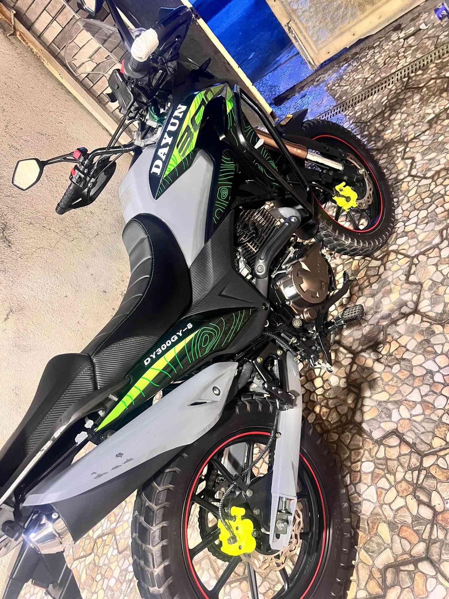 سلام عليكم شباب دراجة دايوان محرك 300cc
الدراجة جديدة بحالة الوكالة ماشيه 9000 وقابل لزيادة دراجة مامشتغل بيها استخدام شخصي مديل 2025 ويل كب نازلة 2026بشهر 6 صارلها 3 اشهر بشارع مكاني بغداد الدورة الرقم *********** موجود واتساب 
شباب جماعت التلاثه لحد يطبلي ويتعب نفسه ويتعبني حبايب 
تحويل ثاني يوم رقم اربيل 
السعر 3250 الف عراقي
