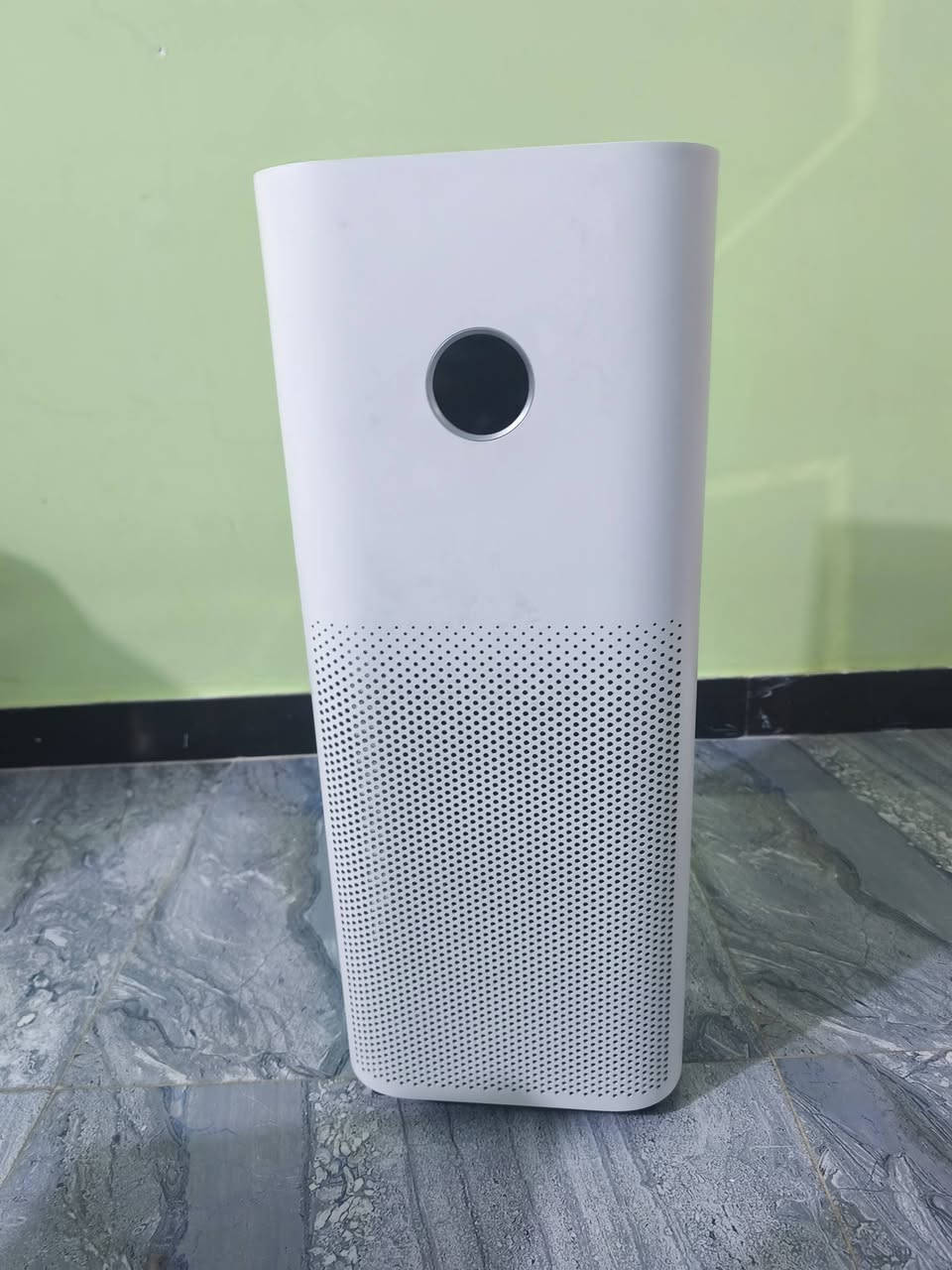 للبيع منقي هواء شاومي الأصلي Xiaomi Smart Air Purifier 4 Pro
الجهاز جديد وغير مستخدم نهائياً، فقط مفتوح من الكرتونة.

المواصفات والمميزات:
• تنقية هواء عالية الكفاءة بنظام فلترة ثلاثي الطبقات.
• يساعد على إزالة الغبار والجسيمات الدقيقة PM2.5 وحبوب اللقاح ووبر الحيوانات الأليفة.
• معدل توصيل الهواء النظيف CADR يصل إلى 500 متر مكعب بالساعة.
• شاشة OLED لعرض جودة الهواء ودرجة الحرارة والرطوبة.
• تحكم ذكي عن طريق تطبيق Mi Home على الهاتف.
• يدعم التحكم الصوتي عبر Google Assistant وAmazon Alexa.
• مناسب للغرف والمساحات الواسعة.
• تصميم أنيق وعملي، مع أوضاع تشغيل متعددة.

الحالة: جديد، غير مستخدم، الكرتونة مفتوحة فقط.

السعر: 300,000 دينار عراقي، قابل للتفاوض بالمعقول.

للمهتمين، ***********
