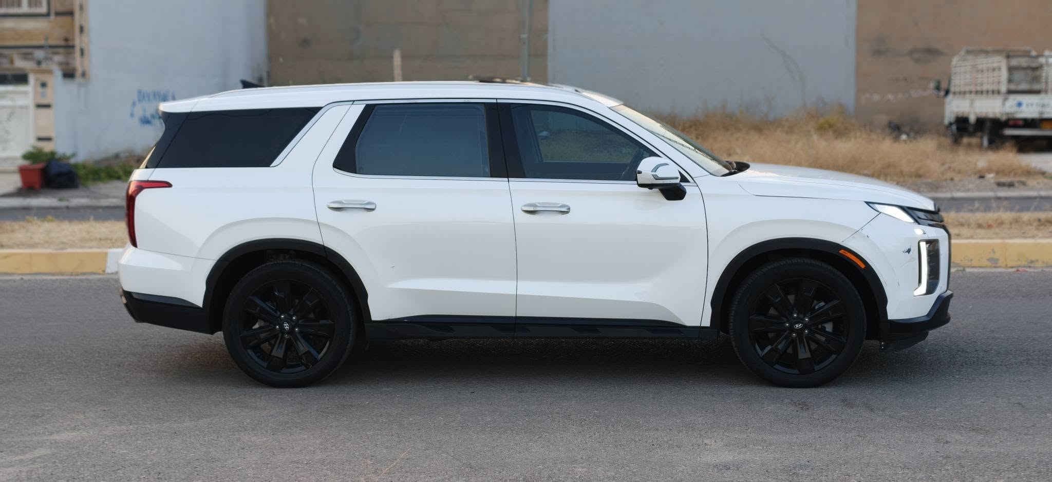 بسم الله الرحمن الرحيم

              🚘  Hyundai palisade SEl 2023

السعر :-237ورقة وبيها مجال بسيط 

✨ المواصفات فول  (SEL):

 بصمة ( ابواب + صندوق ) 
🟥 تشغيل عن بعد 
🟥 شاشة جبيرة ( كار بلي + اندرويد )
🟥 واير ليس شحن 
🟥مثبت سرعة 
🟥قيادة ذاتية 
🟥تحديد مسار 
🟥 رادار امامي 
🟥رادار جانبي 
🟥رادار خلفي 
🟥كامرا دوارة ١٨٠
🟥مثبت ستيرن 
🟥سايد بريك بصمة 
🟥مودات قيادة ( نورمال - سبورت - سبورت بلاص - كوستم)
🟥كشنات تدفئة وتبريد
🟥 سلايد 
🟥تبريد بيانو 
🟥تبريد قطعتين 
🟥لدات بلادية بالدشبول متغير الوان تتحكم بيهه بالشاشة
🟥كيجات بالعداد تظهرلك قراءة (حماوة الدهن - التيربو - العزم)
🟥كيجات دجتال تتغير ويا كل مود مثل ماموضح بالصورة
🟥كير دكمً ٨ سرعات + شفتات ستيرن 
🟥نظام سماعات BOSE اقوى انظمة سماعات
🟥جامات اوتو
🟥اوتو هولد
🟥كشنات جلد
🟥محرك 3800 V6 
🟥لدات امامي خلفي 
🟥وبعد هواي مواصفات بيهه

ضرر السيارة بنيد صبغ وجاملغ مبدل بلادي نفس اللون 
سيارة رقم  اربيل
***********
*********** أربيل, العراق
