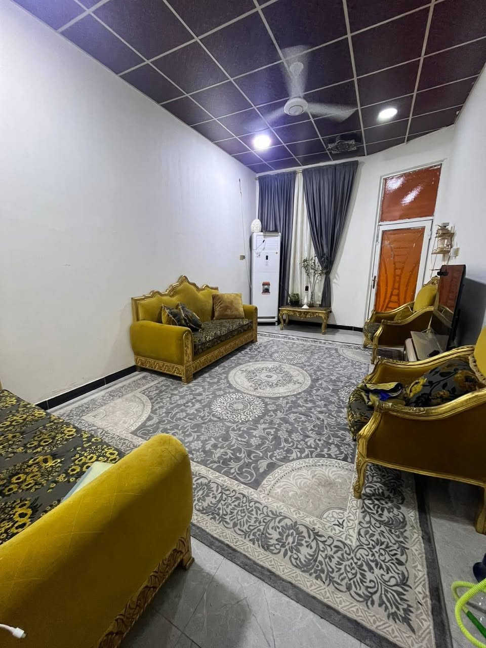 بيت للبيع  بلديه رقم بيه معامله كامل وجاهز
حي بغداد شارع المكاتب قريب كلش ع الشارع 
البيت يصير بصف الركن 
150 متر يتكون من طارمه كبيره وصحيات خارجيه +داخليه 
مطبخ وصاله كبيره وغرفتين كبار وديوان كامل وجاهز من كلشي عرض شارع مالته 10م 
سعر المطلوب 115 وبيه مجال استفسار خاص
