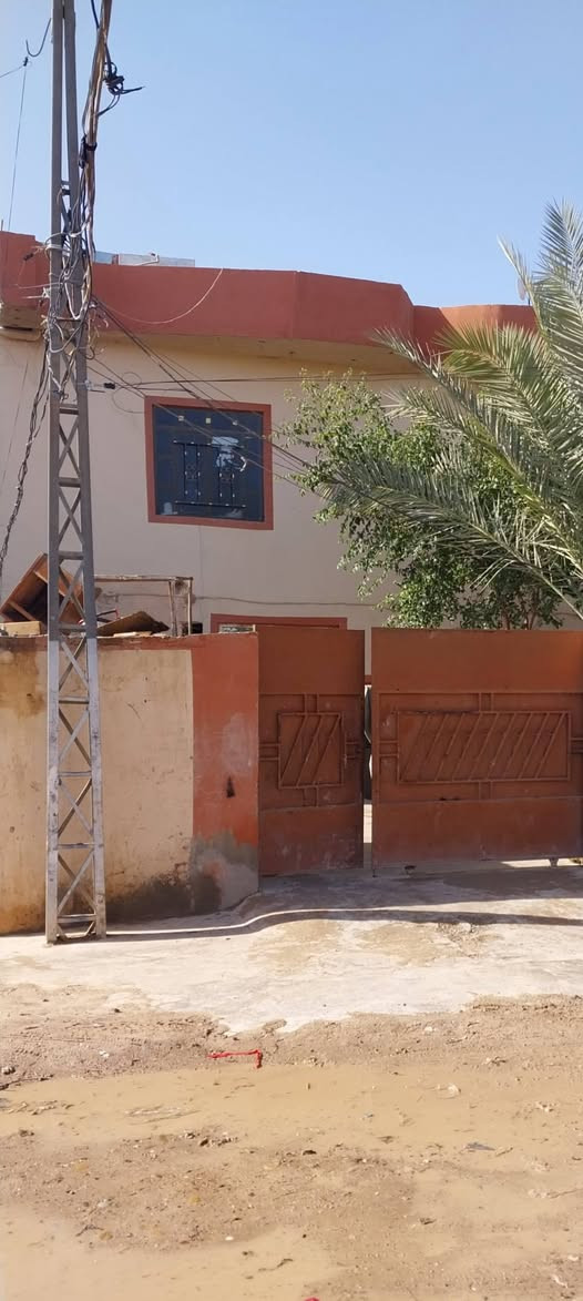 بيت البيع بحي صلاح الدين من جهت الفراز مساحة ٣٠٠ ركن  مقسم يرهم ستثمارقريب على شارع الريسي ***********

