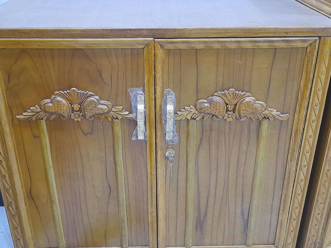 السلام عليكم غرفه اخشاب مستعمله شهر نظيفه ٩٩/١٠٠الااستفسار اتصال ***********
