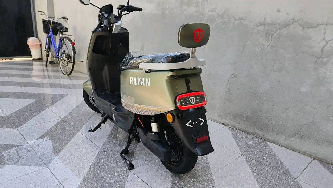 ‏ريان ام عيون TAILG ✅
‏

‏6 بطاريا 🔋 

‏

‏3 سرع + سرعه 71 حقيقي 

 مثبت سرعه

‏

‏نضام ال P

‏

‏نضام ABS + بريكات هايدروليك خلفي امامي شرط بل مكان 

‏

‏عالي + ناصي زنون شرط 

‏

‏اناره خلفيه بك لايت 

‏

‏اناره خلفيه + جانبيه 

‏

‏اشاير امامي خلفي + يمنه يسره

‏

‏هورن📣 عالي

‏بصمتين2 + سويجين 2

‏

قفل 🚫ستيرن

‏تشغيل عن بعد + تحكم بصمه 

‏

‏نضام سرقه انذار 

‏

‏تجوه خلفيه + زوج مري مالتها شركة تالج

‏

‏شاحنه الاصليه شركه تالج 

‏

‏تمشي بل شحنه الوحده من65-70 كيلو

‏مستخدمه شهرين موجود وصل شراء 🪪

‏السعر 850وبي مجال بسيط /ملاحضة الجديد مليون ووميه

واتساب ***********
