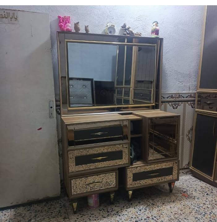 السلام عليكم غرفه تركيه للبيع  تسع 9 قطع نظيفه مثل ماواضح في الصور السعر 750 وبيها مجال للطبين هذا رقمي ***********
