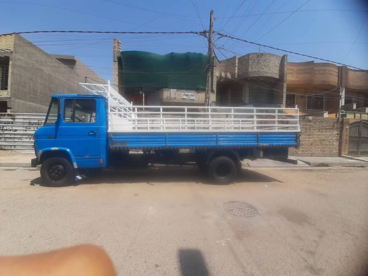 سلام عليكم لبيع مارسدس خرسه فان  شاصي عريض تخم تاير رقم بغداد نكليزي تحويل مباشر مشروع وطني سنوية جديده بسمي مديل 82.سياره جاهزه من كل شي بلاديه دوشمه بلاديه مكان بغداد مكلف بنشر. ***********
