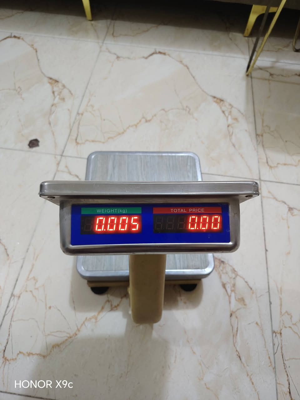 السلام علیکم میزان 50 كیلو جديد غير مستعمل سعر 000,50 عنوان کاطون الرحمه رقم الهاتف ***********

نص مكتوب في الصور:
- HONOR X9c