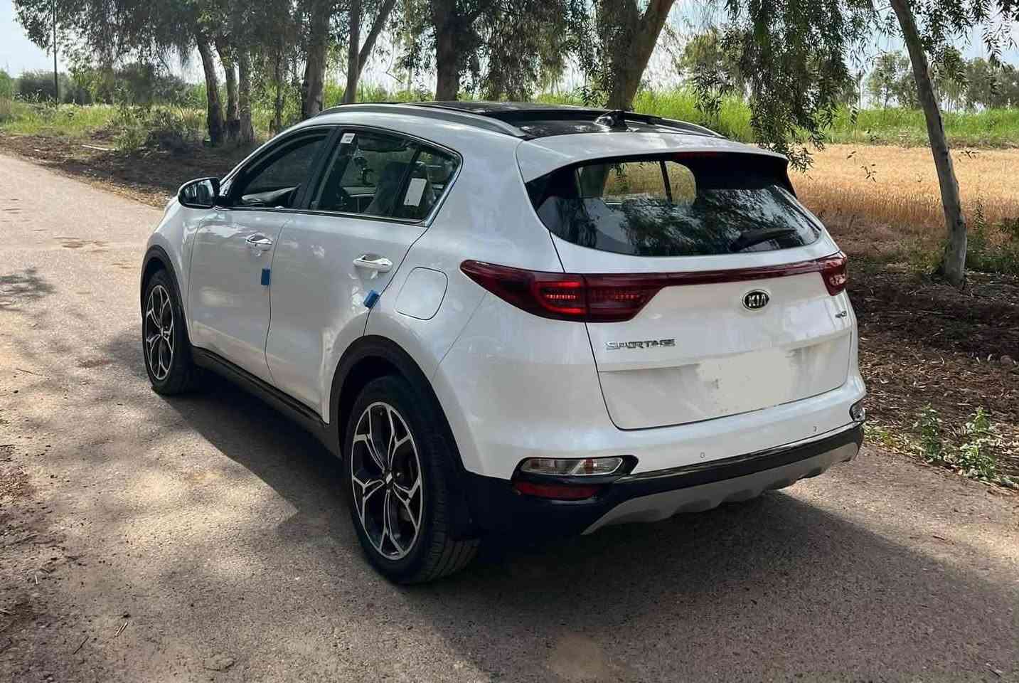 كيا سبورتج (2021) جيتي لاين فوول مواصفات الشركة الدولية رقم بغداد القديم 
السعر : ( 20700$)   دفترين و 7 ورقات 
الملاحظات : بيها بارد بسيط باب السائق وكارت تكحيل بسيط دعاميه خلفيه 
للاتصال والتواصل على رقم صاحب السيارة ***********
‏‎المواصفات :
فول الفول  1/1
بانورما 
‏‎حجم المحرك2,0
سايد بريك بصمه 
‏‎نوع DOHC 
‏‎مرتبط بكير بوكس6نمر
‏‎بصمة  
تشغيل عن بعد 
كراسي كهرباء
شاحن واير ليس 
تبريد بيانو
جنطه كهرباء 
نضام ترحيب بل يدات 
ترحيب عن قرب
‏‎كاميرا 
شاشة 
‏‎نظام نزول المنحدرات
‏‎تبريدامامي +قطعة تهوية خلفية
‏‎داخل جلد حمصي
 كروم حجم 19كونتكتل
‏‎مرايا جانبية متحركة مع اضائة فلشر 
‏‎نظام ⚠️ تحذير الرجوع الى الخلف حساسات
‏‎نظام ⚠️ التقدم الى الامام حساسات
‏‎مدخل USB ipod
‏‎مخرج الطاقة عدد3
‏Ledنهاري
‏‎دوس كروم 
‏‎زينة السيارة من الصدامات الامامية و الخلفية كروم 
‏‎نظام وحدات السلامة متكامل
‏‎⭐️ايرباكات عدد8
‏ABS⭐️
‏‎⭐️نظام ايزو فكس
‏‎سنتر لوك⭐️
‏‎⭐️انذاراحزمة الامان
‏‎تحكم المقود متعدد الاستخدامات
‏‎اوتو ميديا
‏‎بلوتوث
‏‎كروزسرعة
‏‎ڤاليوم اضائة دشبول
‏‎اوضاع القيادة 
‏ECO
‏SPORT
‏COMFORT
بردة جنط خلفي
السعر : ( 20700$)   دفترين و 7 ورقات 
الملاحظات : بيها بارد بسيط باب السائق وكارت تكحيل بسيط دعاميه خلفيه 
للاتصال والتواصل على رقم صاحب السيارة ***********
