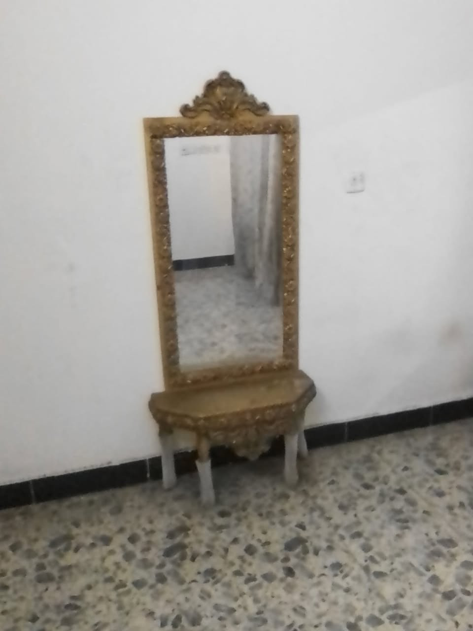 غراض بيت للبيع مكاني بغداد المنصور اتصال ***********

