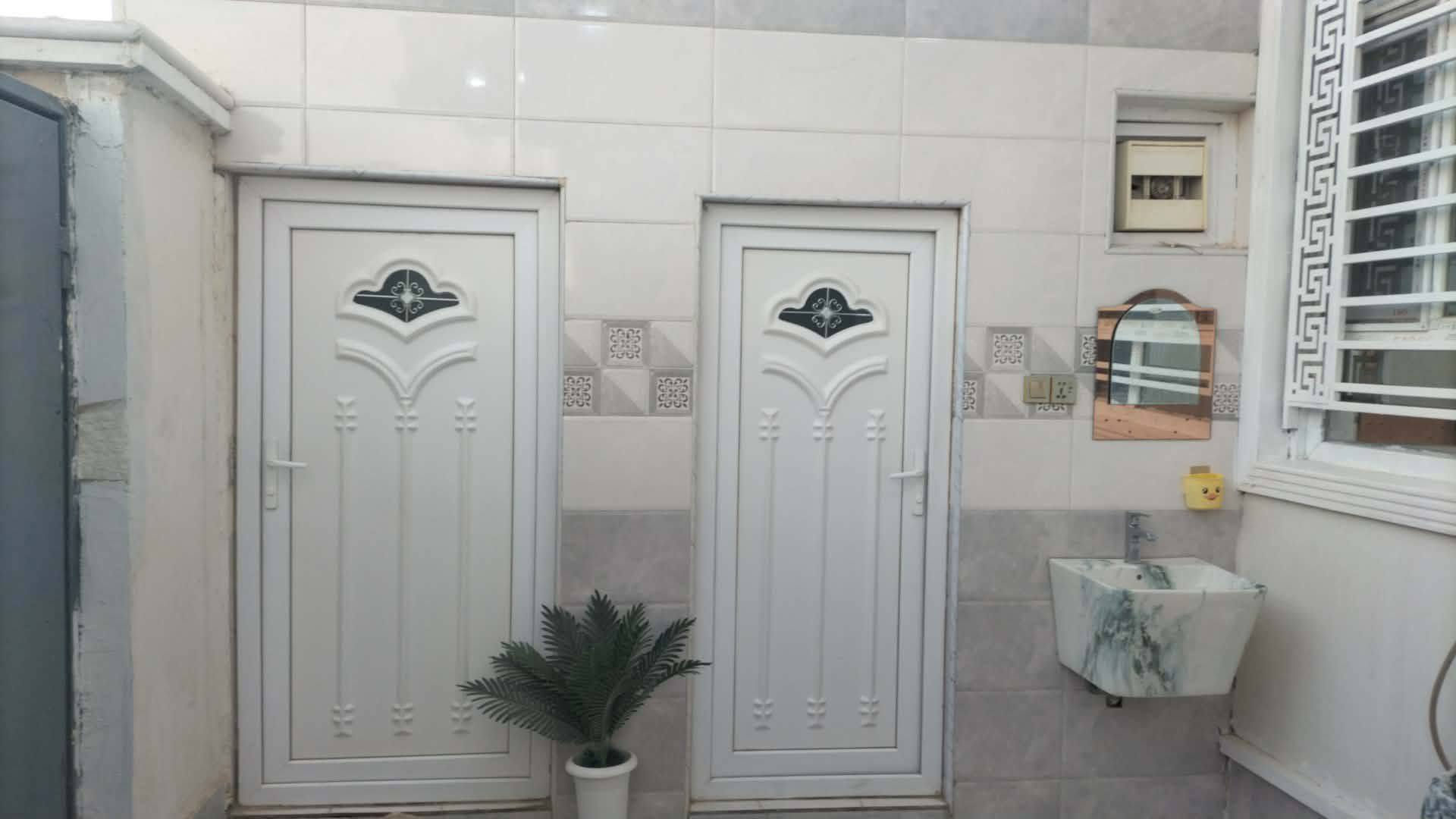 بيت في مجمع توحيد  قرب السكة مساحة 200م ثلاث غرف نوم مجمع داخليه وخارجيه مع سويت في غرفه من الغرف 200متر سعر 150
