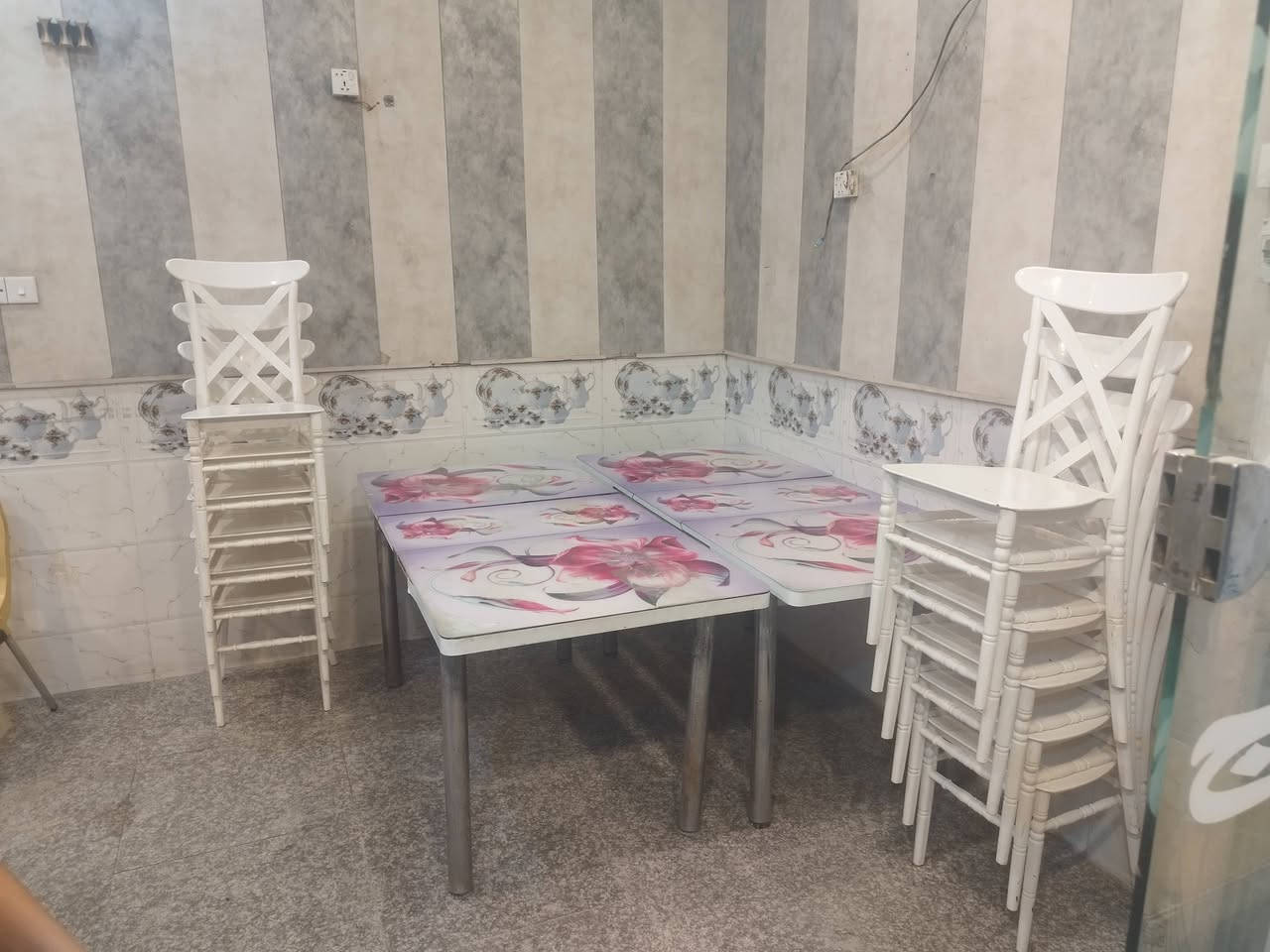 موجودات البيع  العنوان سوق شيوخ حي العسكري شارع الصوره مطعم فدك ***********
