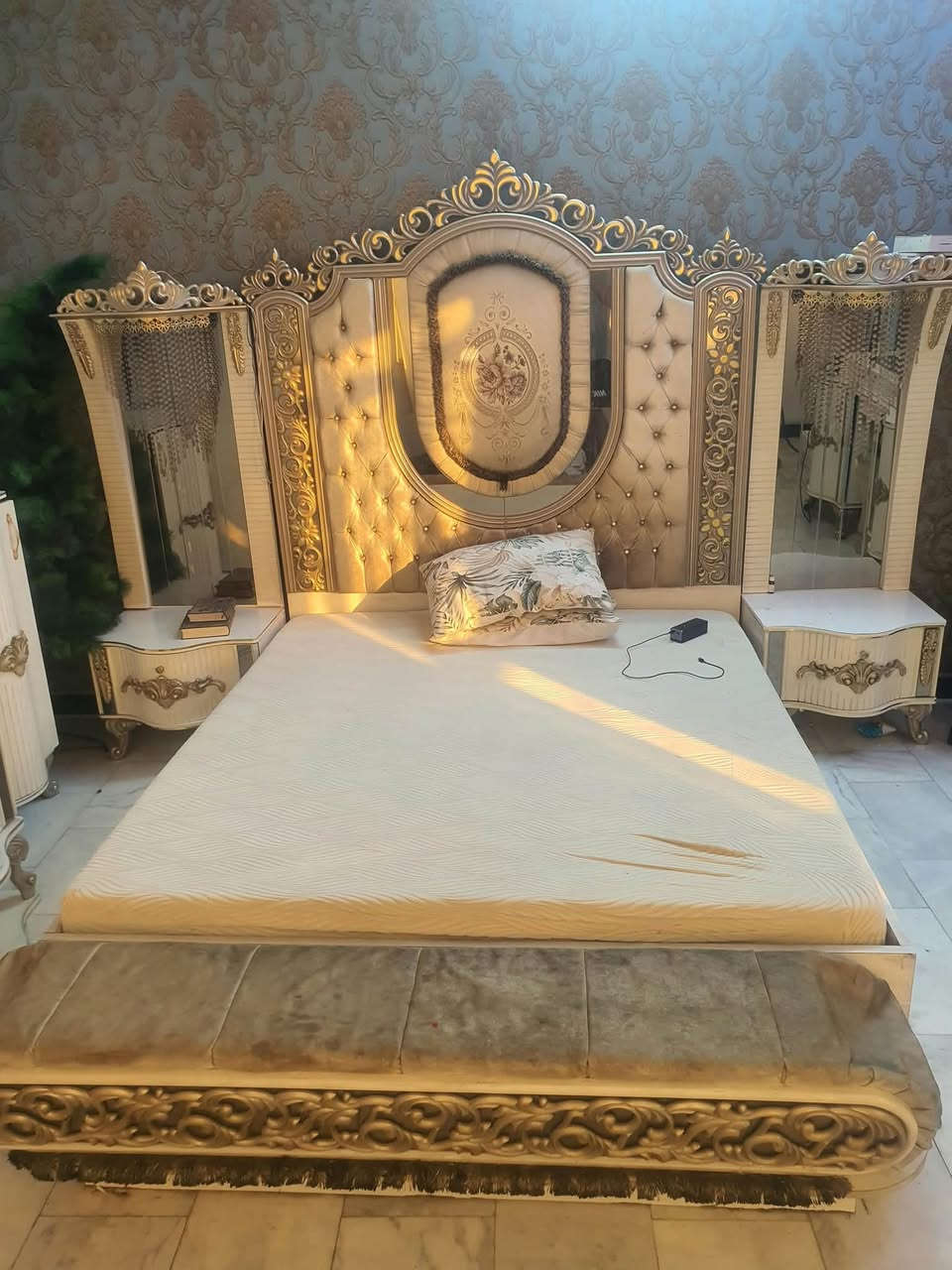السلام عليكم
غرفة 9 قطع للبيع نظيفة جدا حالها حال الجديدة 
مكانها بغداد مدينه الصدر
غرفة جديدة وقوية تجي وتشوف بعينك
اخوان اني مكلف بلنشر
 هذا رقم صاحب الغرفة ***********
