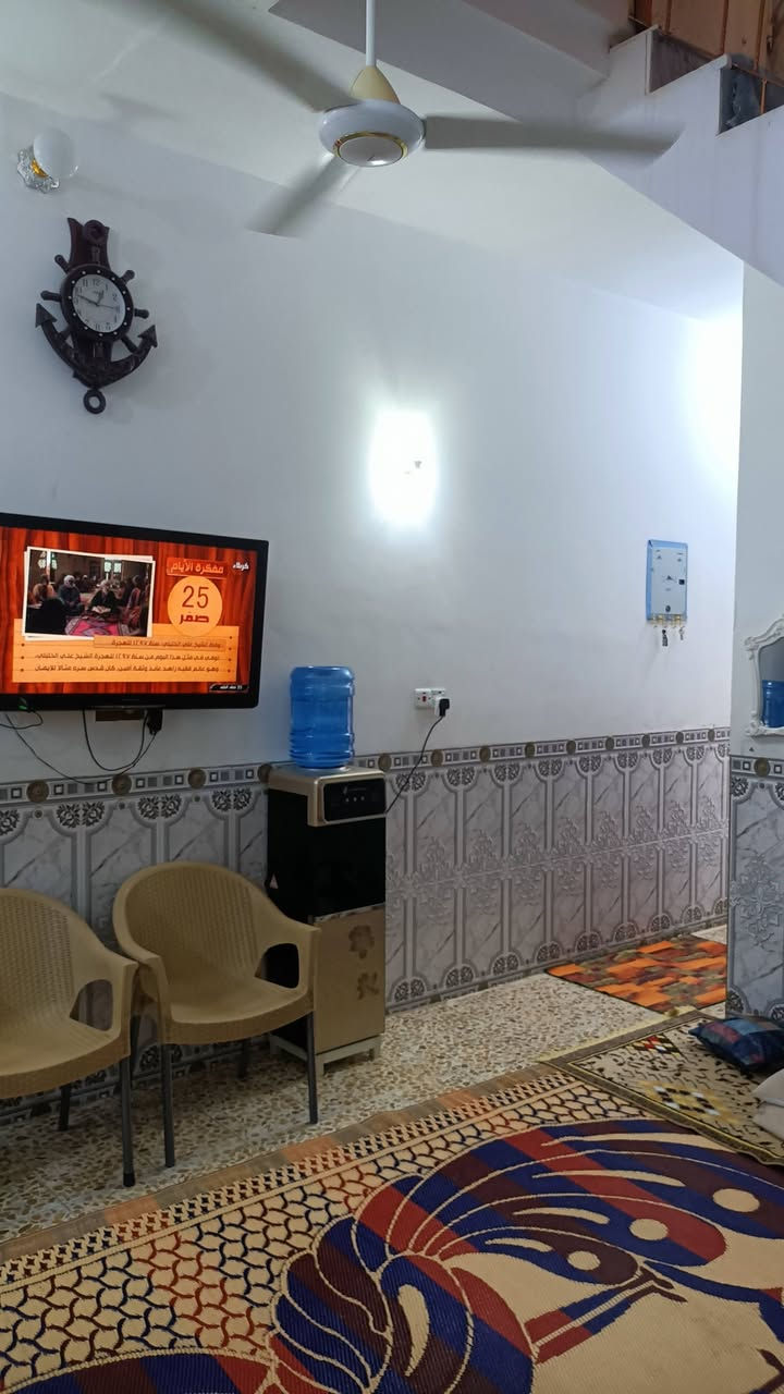 السلام عليكم
بيت 100مترطولني 5×20 طابو صرف  سيد جميل بالمثلث قرب المولده الي بالساحه 
رقم الهاتف ***********
