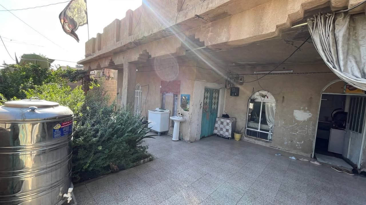 دار للبيع 
بيت مساحه 300. متر
مكان حي رساله قرب مطعم حماده
واجه 15 نزال 20
ويحتوي:-
على غرفتين نوم
مبطخ
وحديقه
استقبال
صاله
سعر 120م
للاستفسار اتصل// واتساب :- ***********
