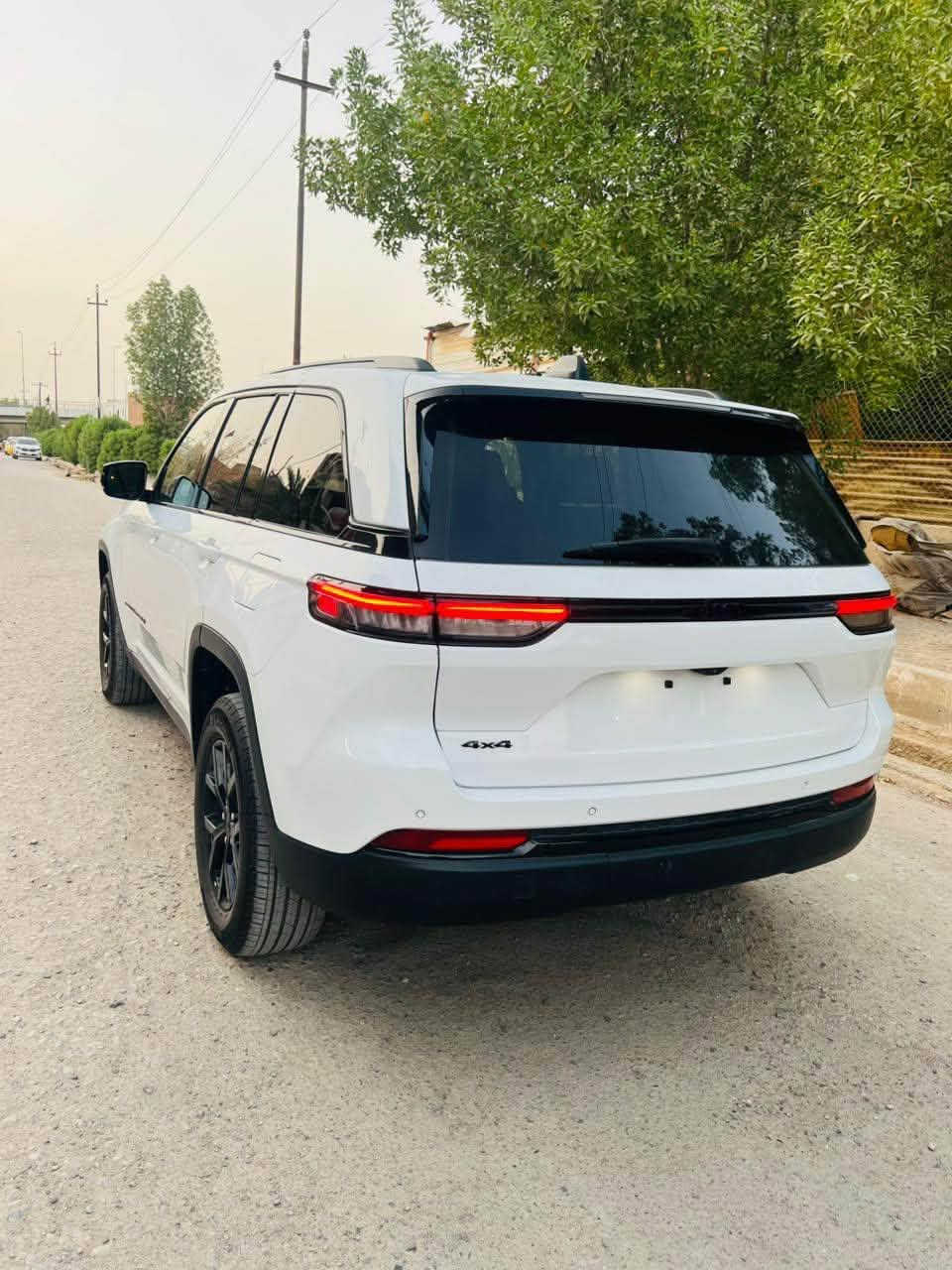 جيب كراند شيروكي بلاك توب
♦️5 راكب ♦️
🔹 الفئة: بلاك توب
🔹 الموديل: 2024
🔹ماشيه 14 ميل يعني بعدها زيرو
🔹 اللون ابيض 
🔸 محرك V6 سعة 3.6 لتر
🔸 نظام تعليق متطور للراحة على الطرق الوعرة والمدينة
🔸 أنماط قيادة متعددة (Auto - Sport - Snow - Sand/Mud)
🎯 أبرز المميزات
✅ دخول وتشغيل ذكي (بصمة)
✅ شاشة معلومات وسطية 10.1 إنش تدعم Apple CarPlay وAndroid Auto
✅ شاشة عدادات رقمية 10.25 إنش
✅ شاشة مستقلة للراكب الأمامي (اختياري حسب السوق)
✅ نظام ملاحة GPS
✅ نظام صوتي فاخر من Alpine (أو حسب الفئة)
✅ مثبت سرعة ذكي
✅ تشغيل عن بعد
✅ مقاعد جلد فاخرة – الأمامية قابلة للتدفئة 
✅ تحكم كهربائي في المقاعد مع ذاكرة
✅ نظام مراقبة النقطة العمياء
✅ مساعد الحفاظ على المسار
🔸 تحكم منفصل بالتكييف ثلاثي المناطق
🔸 مقاعد الصف الثاني قابلة للطي والانزلاق
🔸 مقاعد الصف الثالث قابلة للطي لتوسعة المساحة الخلفية
🔸 
🔒 أنظمة الأمان
✅ فرامل ABS
✅ نظام مانع الانزلاق
✅ نظام الثبات الإلكتروني
✅ وسائد هوائية متعددة
✅
مكان السيارة ( ذي قار) سوق الشيوخ 

السياره داخله تقرير مياه 💦 امطار اي شي ممفتوح بيهه شغاله السياره 
للاستفسار الاتصال على الرقم 
( ***********)

