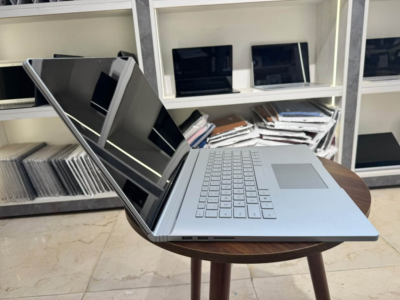 🔥 Surface Book 2 – 15 Inch 🔥
💻 جهاز Surface فخم يجمع بين التصميم والأداء القوي!

⚡ Intel Core i7
🧠 RAM 16GB
💾 SSD 1TB
🎮 NVIDIA GeForce GTX 1060 – 6GB 🔥
🖥️ شاشة 15 إنش 4K ✨
👆 شاشة لمس عالية الدقة
🔄 شاشة قابلة للفصل وتحويل الجهاز إلى Tablet

🎯 مناسب لـ:
🎮 الألعاب
🎬 المونتاج والتصميم
🏗️ برامج الهندسة
💻 البرمجة والعمل الاحترافي
📚 الدراسة والاستخدام اليومي

🖤 تصميم فخم + شاشة 4K + كرت شاشة 6GB = جهاز مميز جداً

📍 Techno Master – تكنو ماستر
📦 توصيل لجميع المحافظات العراقية
🛠️ فحص الجهاز وضمان المكتب

📞 ***********
📞 ***********
📞 ***********

#SurfaceBook2 #Surface #MicrosoftSurface #GTX1060 #4K #Corei7 #GamingLaptop #Laptop #TechnoMaster #تكنو_ماستر #لابتوبات #سرفس #الموصل #العراق

