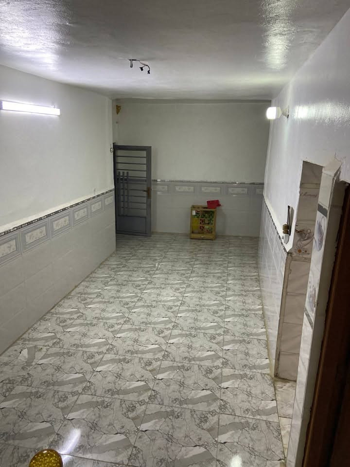 يا الله سلام عليكم بيت البيع مساحه 280متر بناء حديث بيت كامل يحتوي على غرفتين نوم ستقبال حولي ترك مترتين  على طول البيت  حمامات ثنين داخليه واحد خارجي وكراج جبير وحديقه ومطبخ حار وبارد بوب الشام بيت ضيفان شارع العريض المفتوح عل فحامه تبليط مجاري وال بيت كامل على آخر حبايه مثل ما واضح بل فيديو لي بل منشور سعر مناسب 85وبي مجال ستفسار اكثر ‭***********‬
