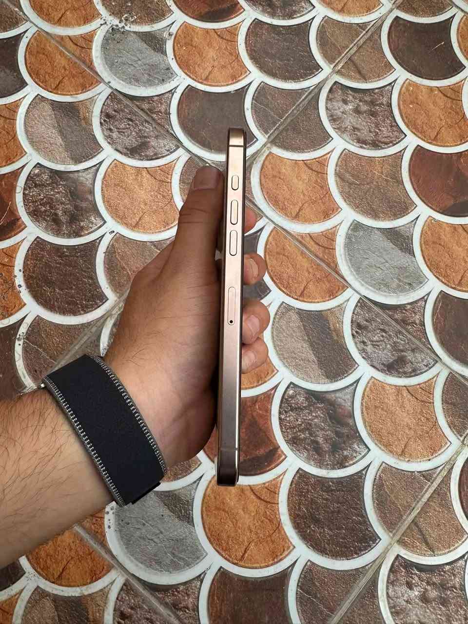 السلام عليكم 
جهاز ايفون 16pro max
بطاريه 93 
ذاكره 512
لون ذهبي 
بي كسر بالظهر ممأثر على الكامره ولا على شكله 
الجهاز كلش كلش نظيف ما بي اي عيب 
سعره مليون و100 وبي مجال حك الجيه 
مكاني ديالى بعقوبه 
للاستفسار ***********
