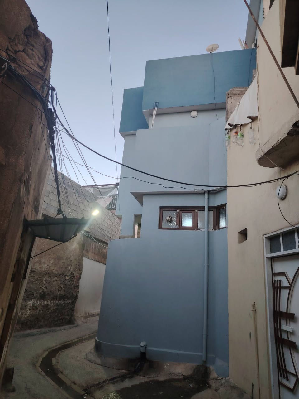 الدار للبيع رأس الجاده خالف بطاقة السكن البيت فول سيراميك سقوف ٣غرف نوم المساحه ٧٠ متر الاستفسار *********** ***********
