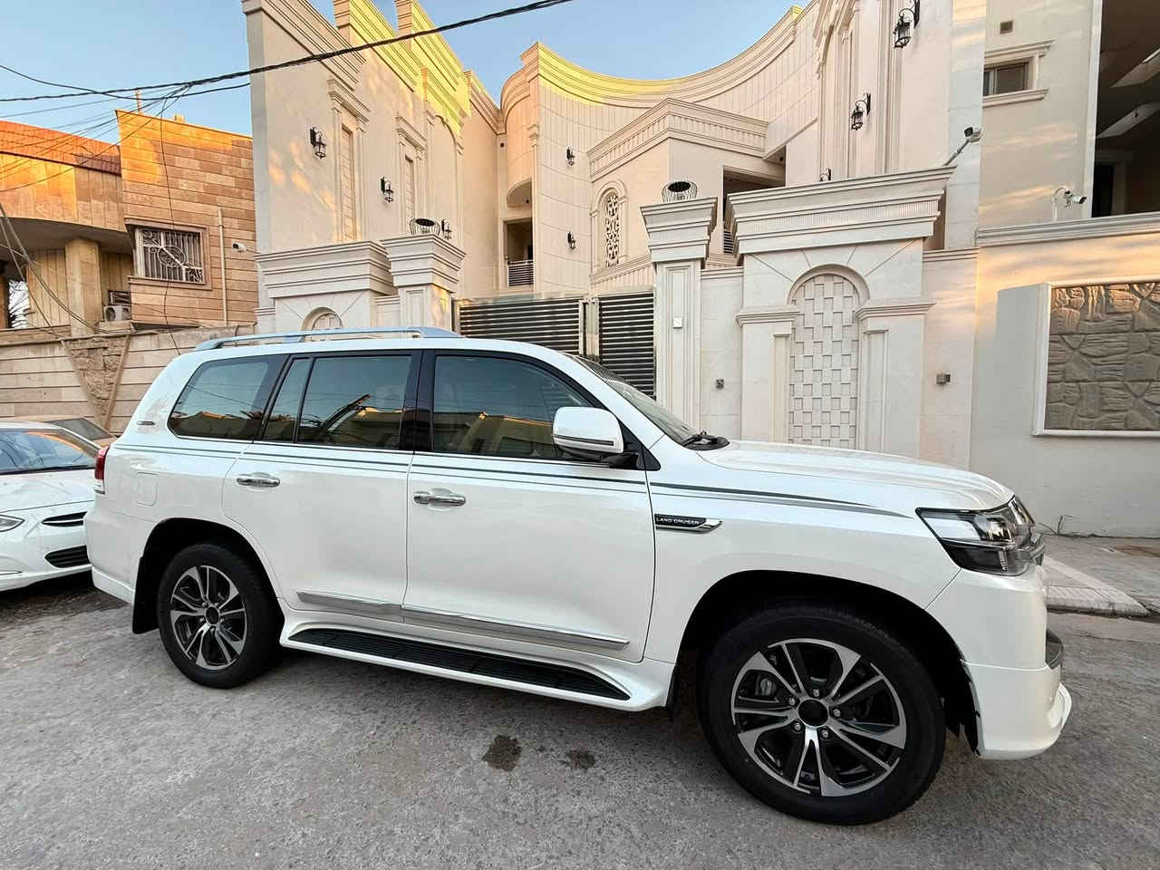 السلام عليكم شباب
لاندكروز 2020 ساز باب اول
رقم بغداد  ماشيه 20 الف
لاستفسار
***********
