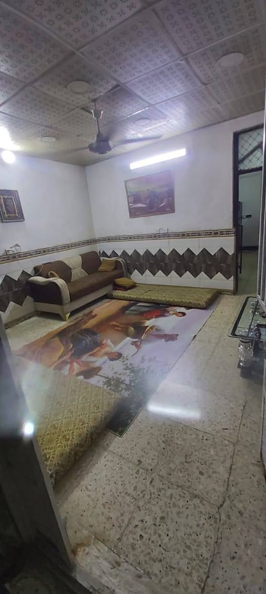السلام عليكم بيت مساحه 90 متر ركن يحتوي على كراج تواليت خارجيه استقبال هوا حولي هوا مطبخ غرفه نوم ترك حمام داخلي درج وبيتونه وسطح بيت صب مسلح السعر 35 وبي مجال مكان منطقة الاصلاح قرب اسواق ابو حسن الاسفسار ***********

