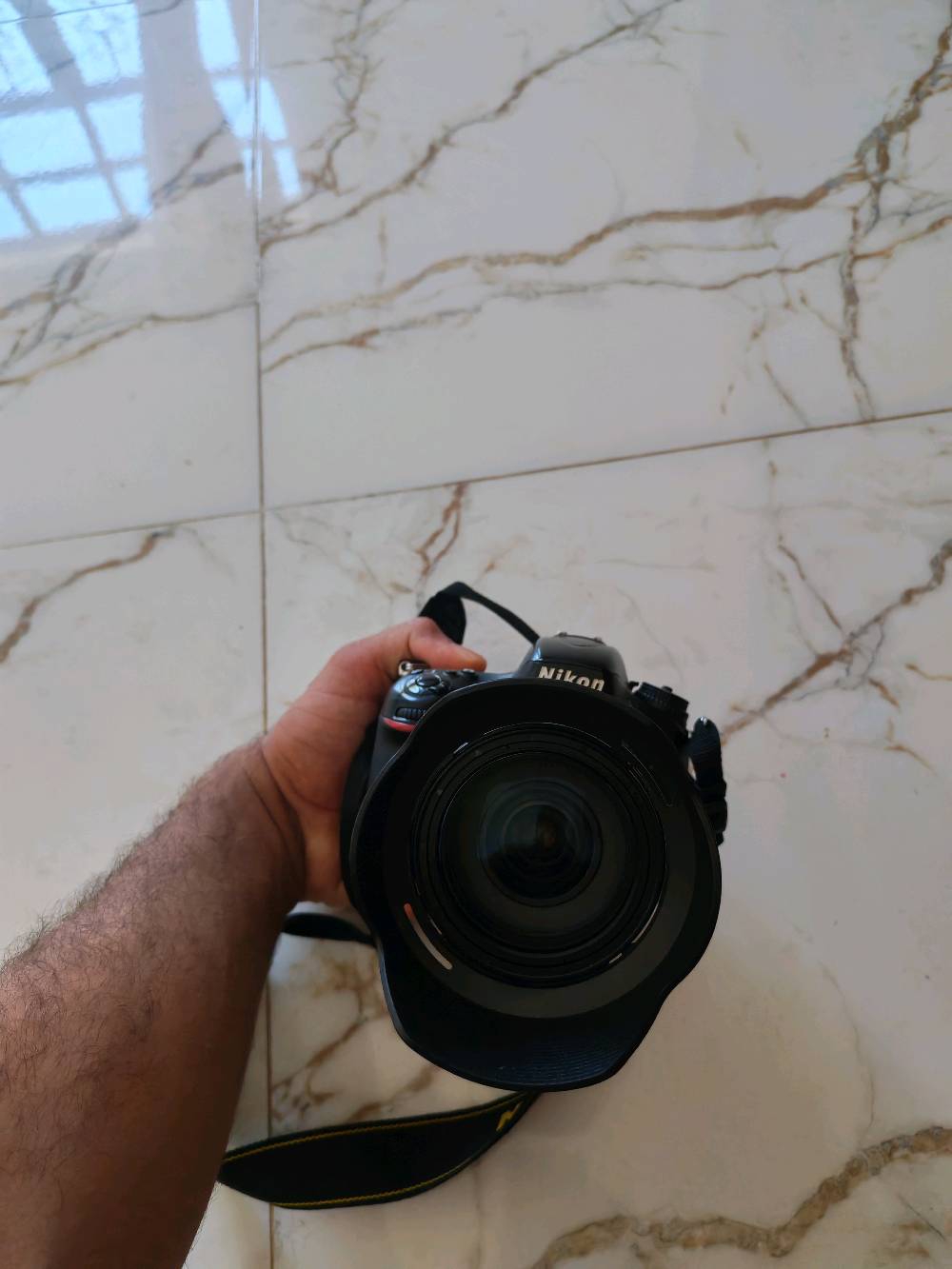 كامرة نيكون لعشاق المصورين نيكون d610فول فريم 
مع عدسه 24-120vr.fxفتحه عدسه 4 فول فريم دبل سبيلازر 
مع كامل الملحقات /جنطه+ حماله كتف+رام+ناقل صور 
المكان الانبار