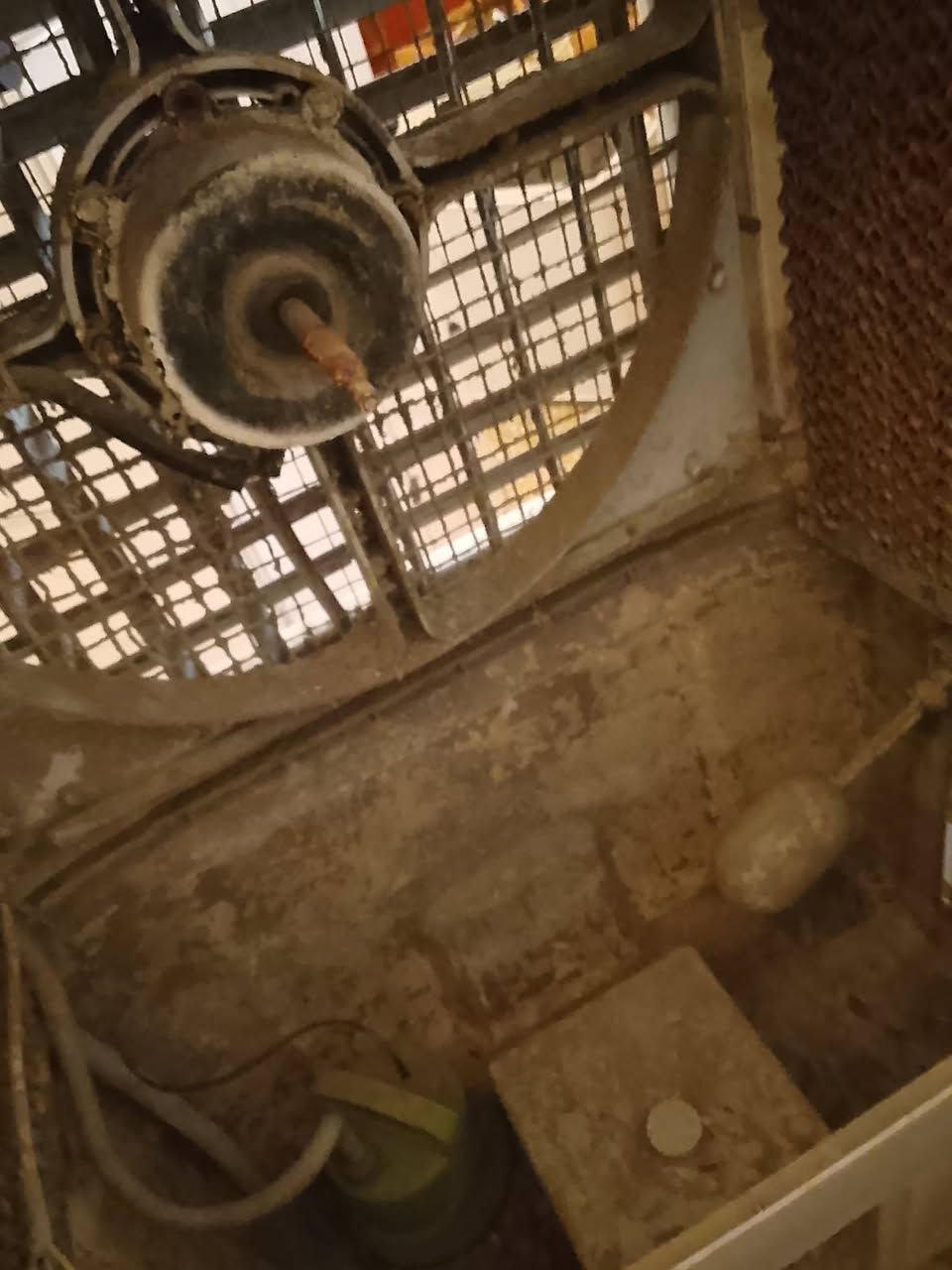 السلام عليكم مبردة للبيع شغالة و كلشي ما بيها بس بنكة ما بيها الماطور مالتها يشتغل و الوتر بم يشتغل بس بنكة ما بيها سعرها 30الف الرقم ***********
