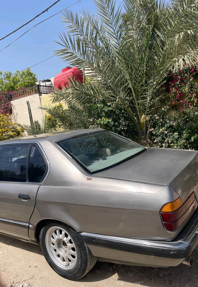 بي ام لبيع سياره جاهزه مصبوغه صبغ عام سبب  جراد  سياره جاهزه من كلشي  محورة محرك ملكه3000  رقم نجف  المكان نجف مناذرة  السعر60ورقه وبيه مجال حق الجيه