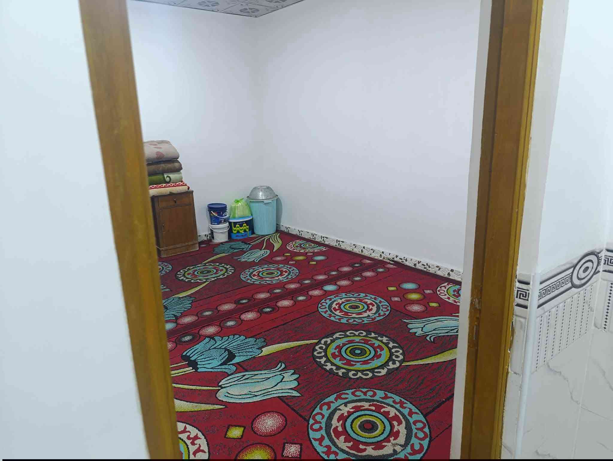 سلام عليكم 250 متر للبيع  اساس صب كونكريت بناء بلوك وعكاده يحتوي على غرفتين او صاله وستقبال العنوان نجف شارع المطار بشارع علكم بشارع حاتم الخير نهايت المقرنص شويه لكدام سعر 63 او بي مجال ***********

