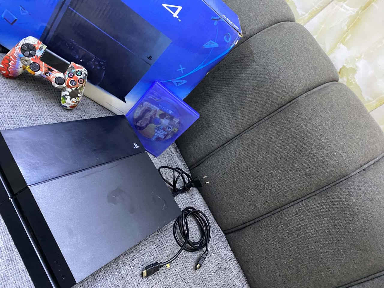 بلي فور للبيع بسعر نضيف مال بيت ويا سماعه جيمنك مع لعبه جي تي اي ٥ ويا ٢يده كامل ملحقات سعر ٢٠٠الف وبي مجال للتواصل.  ***********
