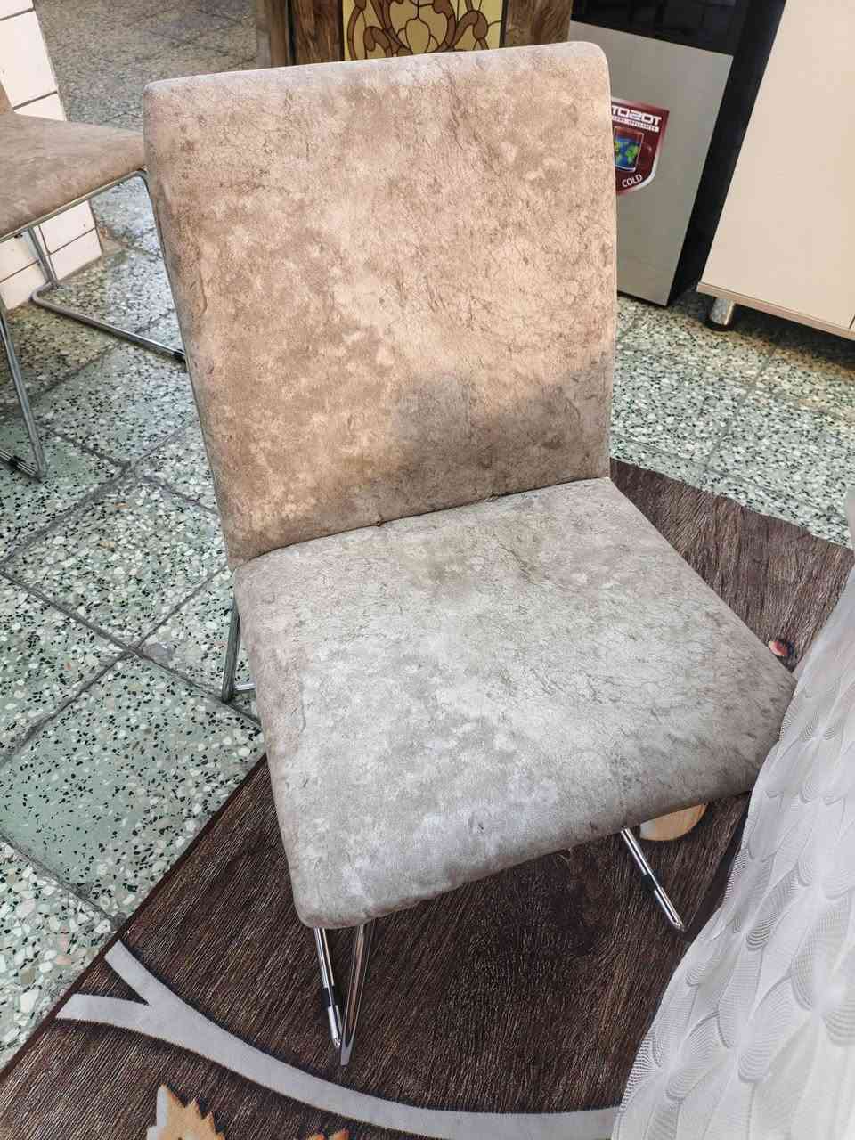السلام عليكم عندي ميز طعام اربع كراسي خشب نضيف 110وبي مجال وعندي 6 كراسي نضيفات 100وبيهن مجال مكاني بغداد حي التراث مال البياع قرب شارع 60 ***********

