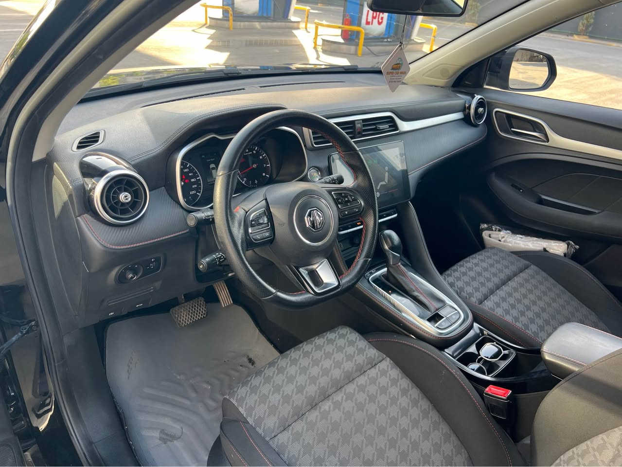 MG- zs مۆدێل ٢٠٢٢ سفڕی هەولێرە ٧٨هەزار ڕۆیشتووە بێ بۆیاحە تەنها تەزرەی هەیە هەموو شتێکی نوێیە نرخ ١٠٧ وەرەقە 
*********** أربيل, العراق
