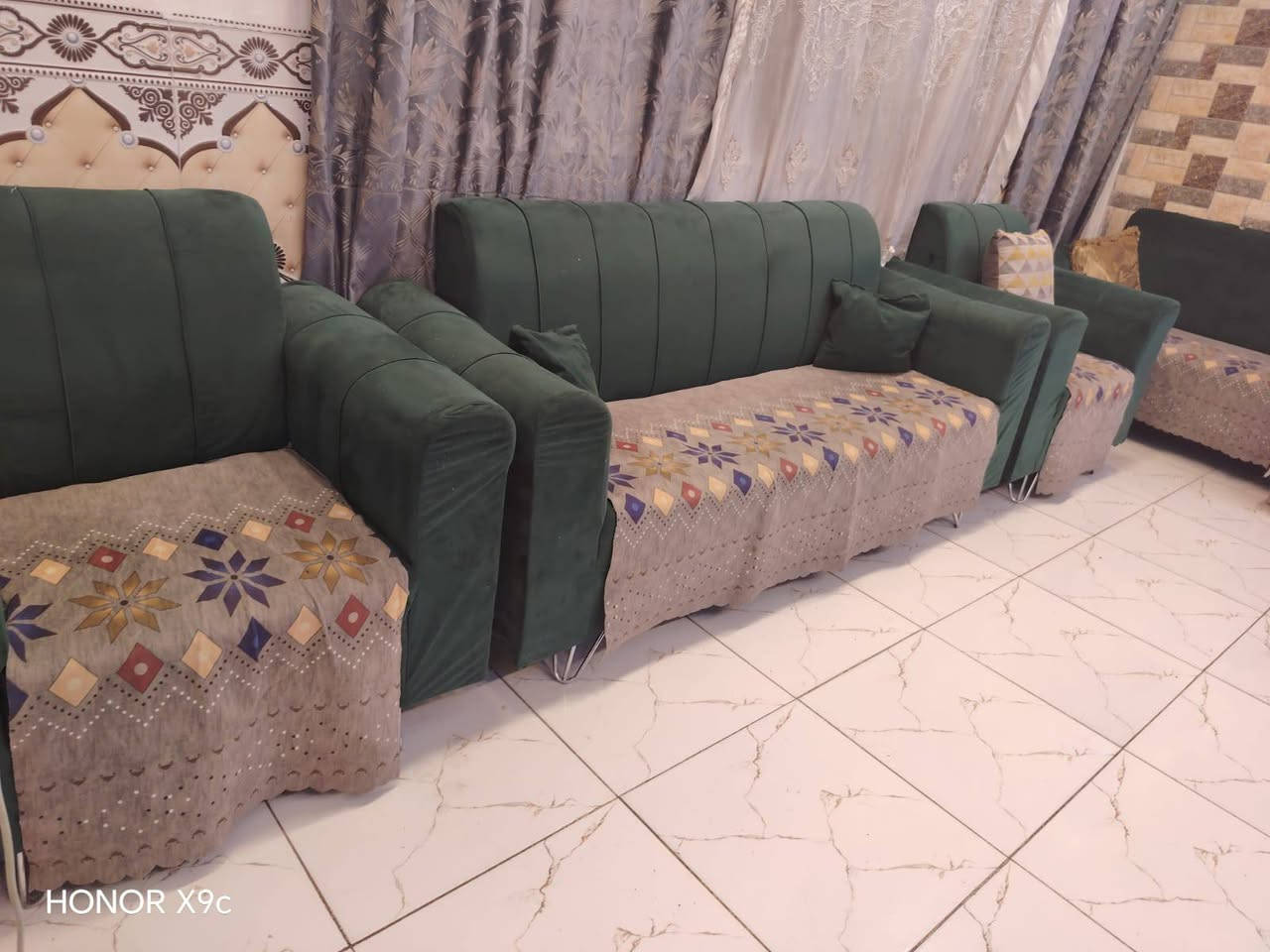 سلام عليكم عنده تخم.للبيع 5 قطع نريد 375 بي مجال مستخدم ثلاثه شهر نخم.جديد فقط مكان لكوت جديده رقم تصل 
*********** .موجودين عليه فيس
