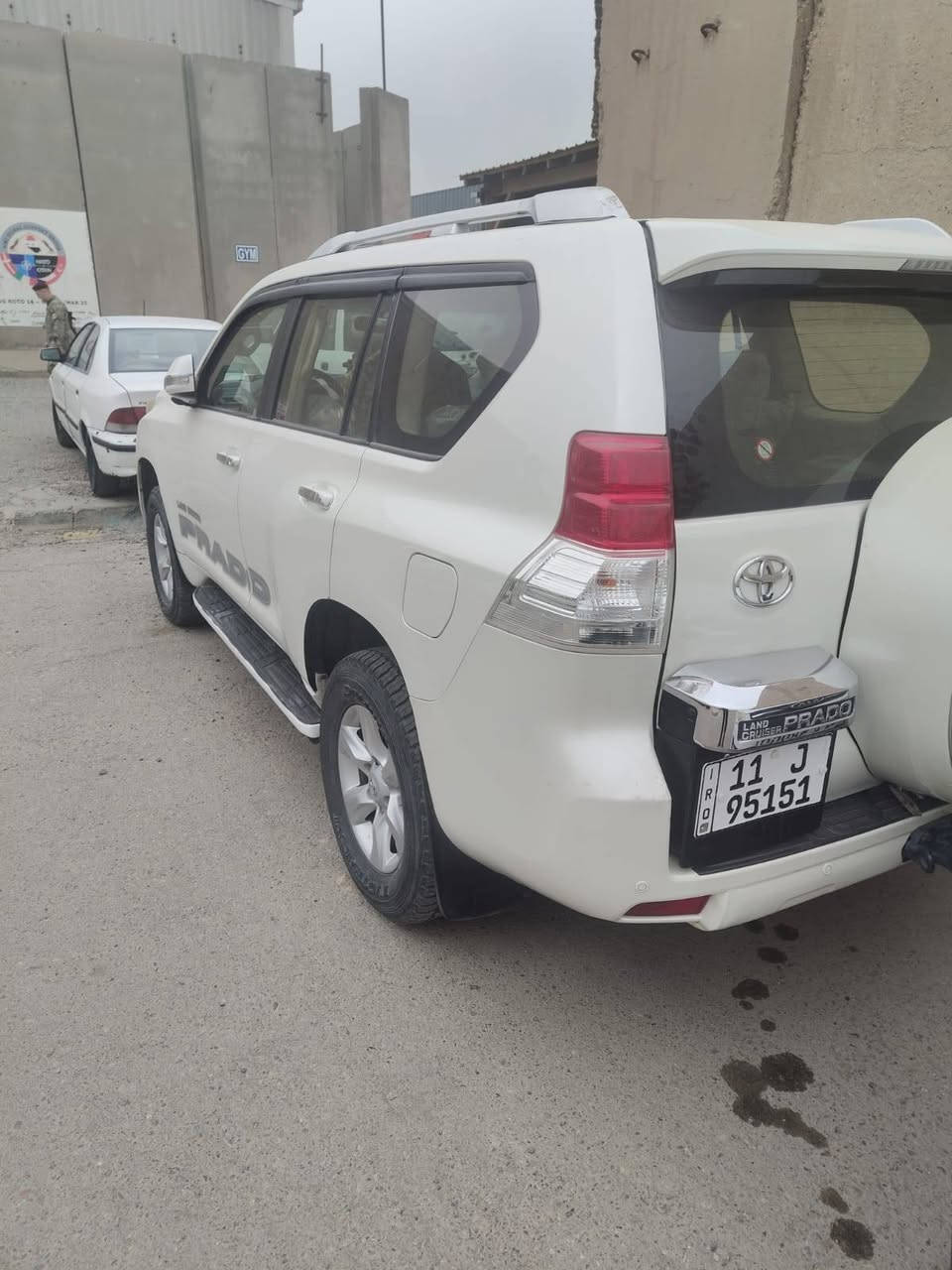 سلام عليكم
 برادو مديل ١٣ ماشية 178 km
دبل تانكي وبيه صبغ موظح بالصور بالباب الخلفي مقدار اقل من شبر
السعر 269 وبيه مجال بسيط
***********
