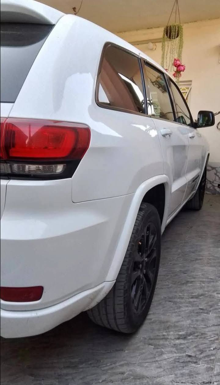السلام عليكم 
Jeep Grand CHEROKE Laredo للبيع 
موديل 2018

رقم بغداد الدولي وارد امريكي حادث جاملغ وبنيد بدون دواخل 
فول مواصفات من عده فتحه
 صندوق كهرباء
التحكم علا المنحدرات 
شاشه تدعم ابل كاربلي 
كامره 
بصمه مستشعر وقوف
تدفئه تبريد للمقاعد 
تشغيل عن بعد 
رادارات 
مصابيح زينون
مانع انزلاق 
مقاعد تدليك 
4x4
السياره جديده بمعنه الكلمه العنوان بابل الحصوه 
لمعرفه السعر اتصل علا *********** او***********
