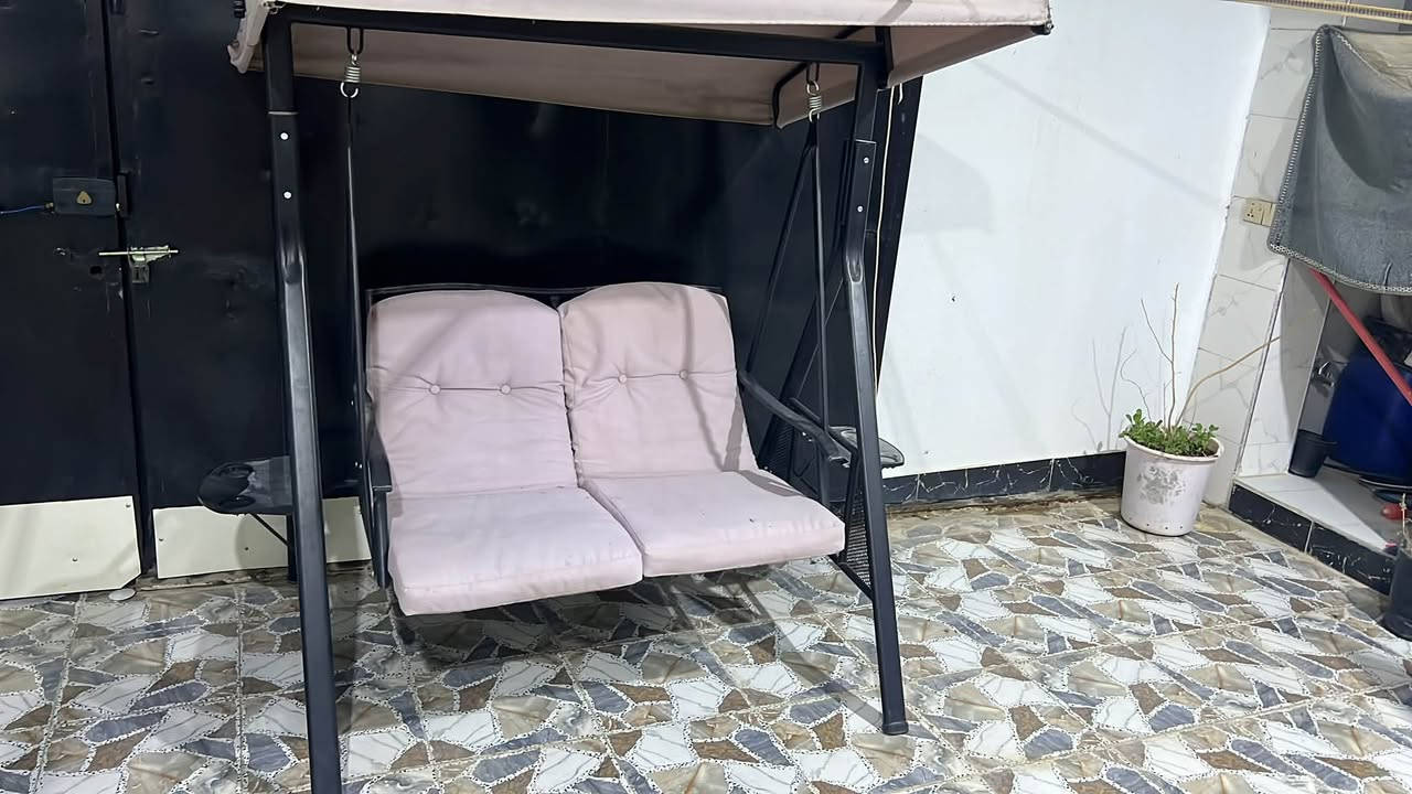 من رخصه الادمن
مرجوحه اريدها 120 سعرها قفل
والميز وياه 3 كراسي سعره 75 وبي مجال
