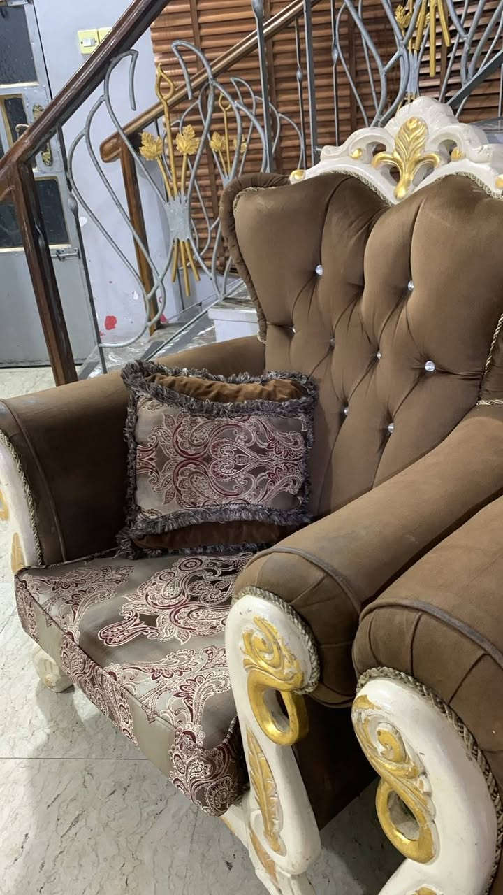 ⚜️ طقم قنفات تركي ملكي فاخر (10 مقاعد) ويا طبلة وسطية للبيع ⚜️
🇹🇷 صناعة تركية أصلية، خشب متين وحفر ونقوش ذهبية راقية. ✨

🪵 تجي وياها الطبلة الوسطية مالتها كاملة ومتناسقة ويا الطقم. 👌

🛋️ نظيف حيل وبحالة ممتازة مثل ما مبين بالصور. 📸

📍 مكاني بغداد حي جهاد🗺️ *********** رقم
