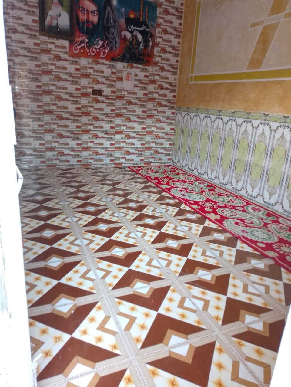 منزل للبيع في حي الشيشان
​المساحة: 100 متر  (5 \times 20)
​التصميم الداخلي:
​غرفة نوم
​صالة مفتوحة
​استقبال
​مطبخ (نظام حار وبارد)
​المواصفات: البيت نظيف ومغلف بالكامل بالسيراميك
​السعر المطلوب: 75 مليون دينار
تواصل واتساب ***********
