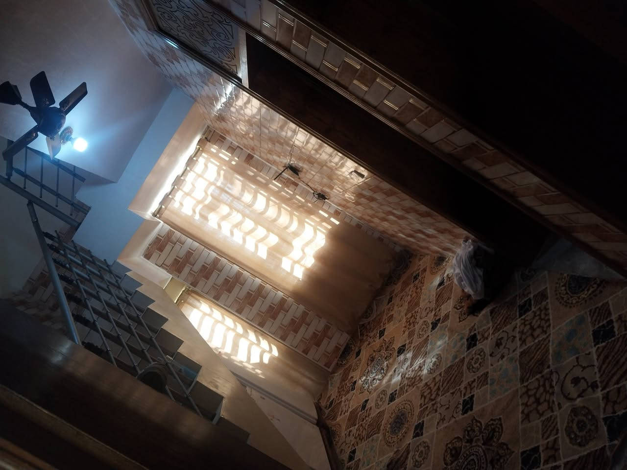 الدار للبيع بناء حديث درجة أولى طابقين شارع سيد علي المساحه ١٠٠متر سند طابو زراعي السعر ٩٠ للإستفسار الإتصال ***********
