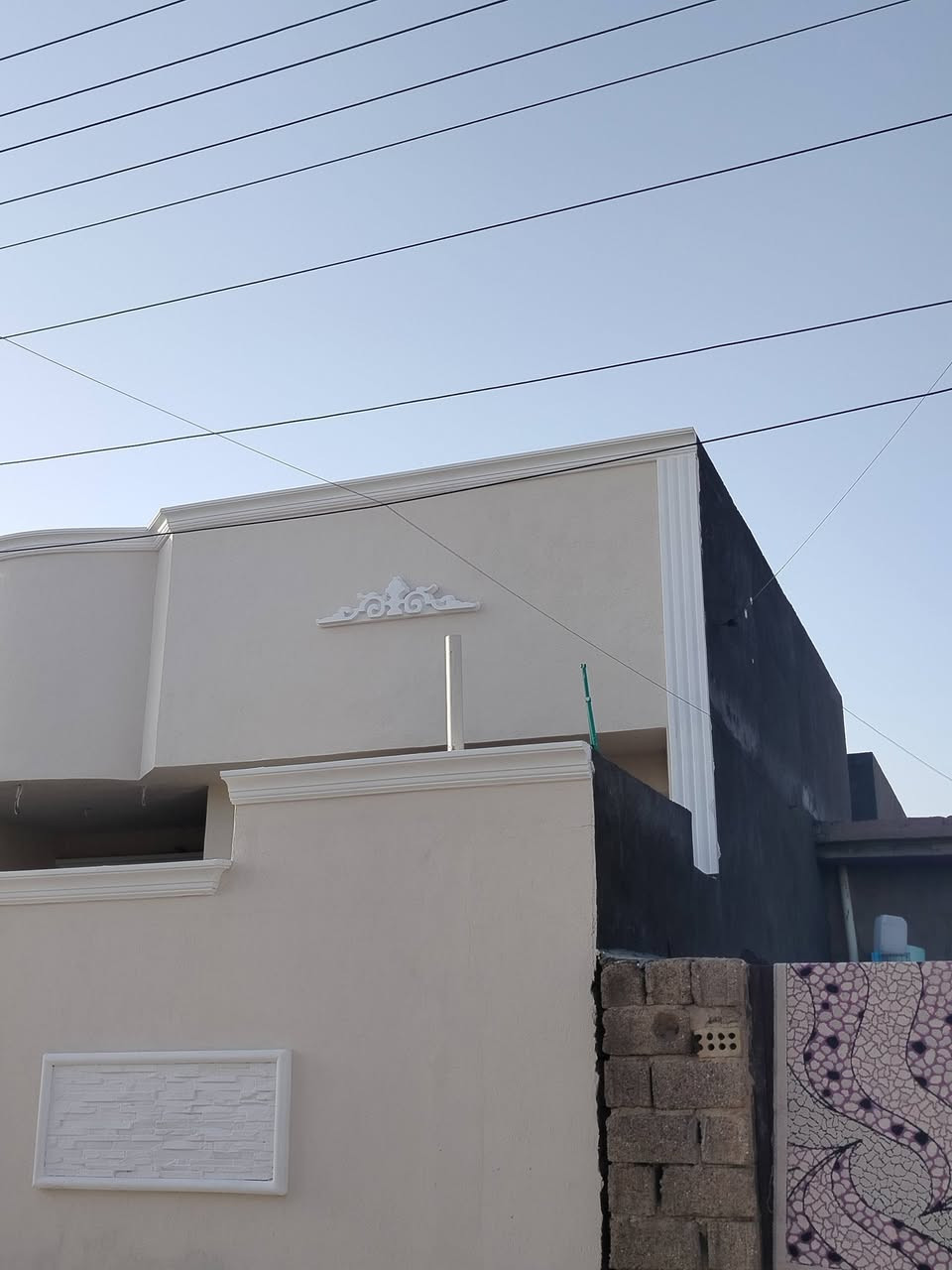 السلام عليكم بيت للبيع
منطقة الشاعورة المربع الاول قريب ع الشارع السياحي 
المساحة ١٤٠ متر يحتوي على 
غرفتين  نوم وصالة ومطبخ واستقبال 
المساحة 140 متر  بناء جديد درجه اولى 
السعر 73 وبي مجال 
*********** واتساب
